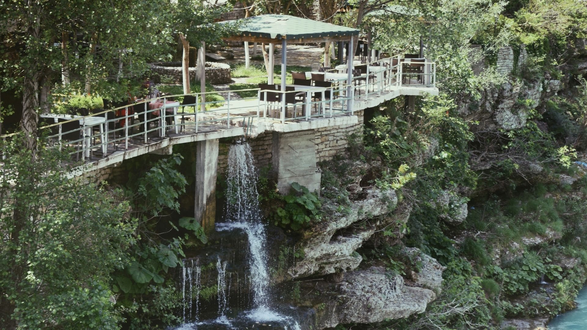 16. Le restaurant de la cascade de Labassin