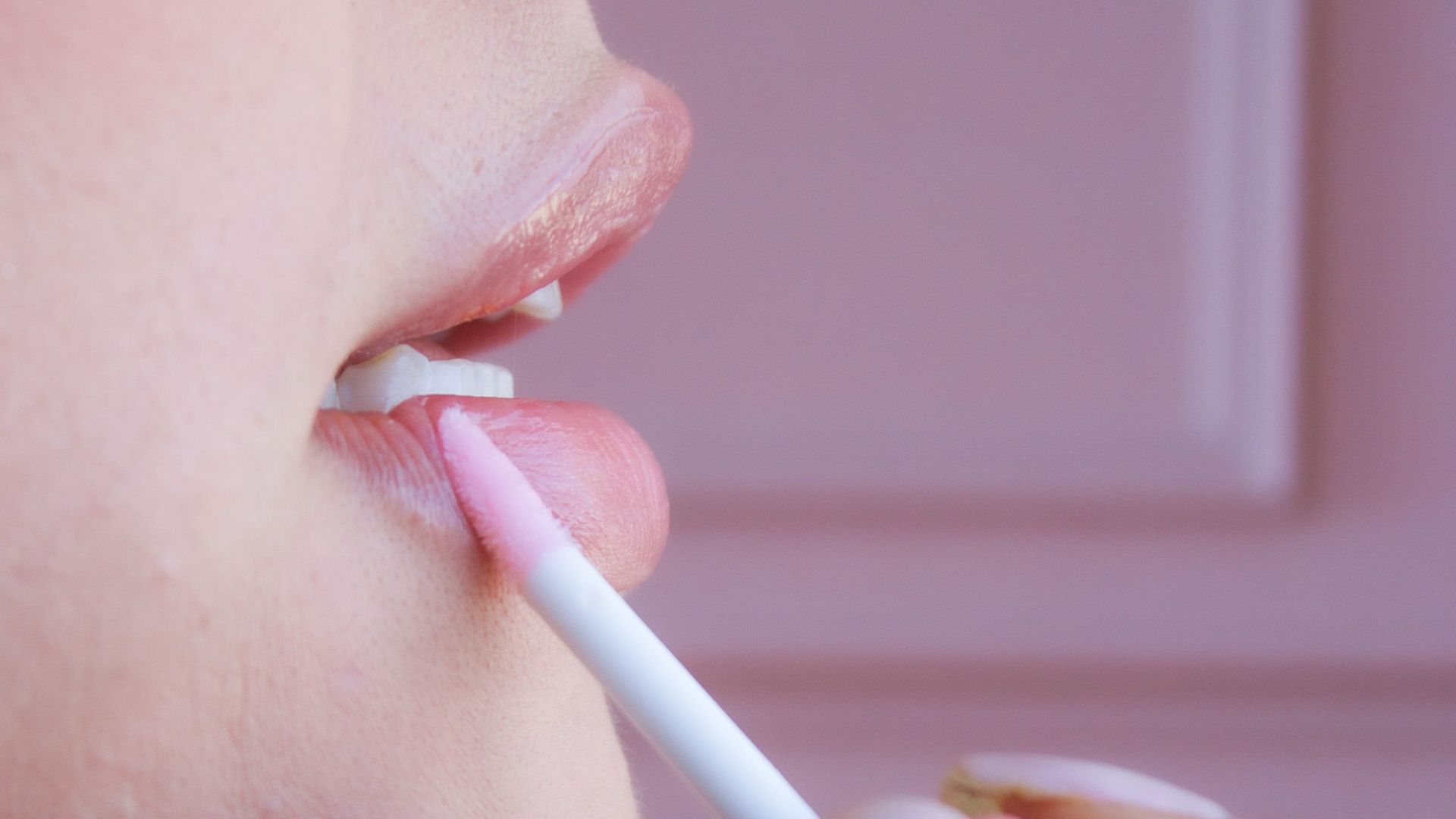 5. Optez pour des teintes de rouge à lèvres plus claires