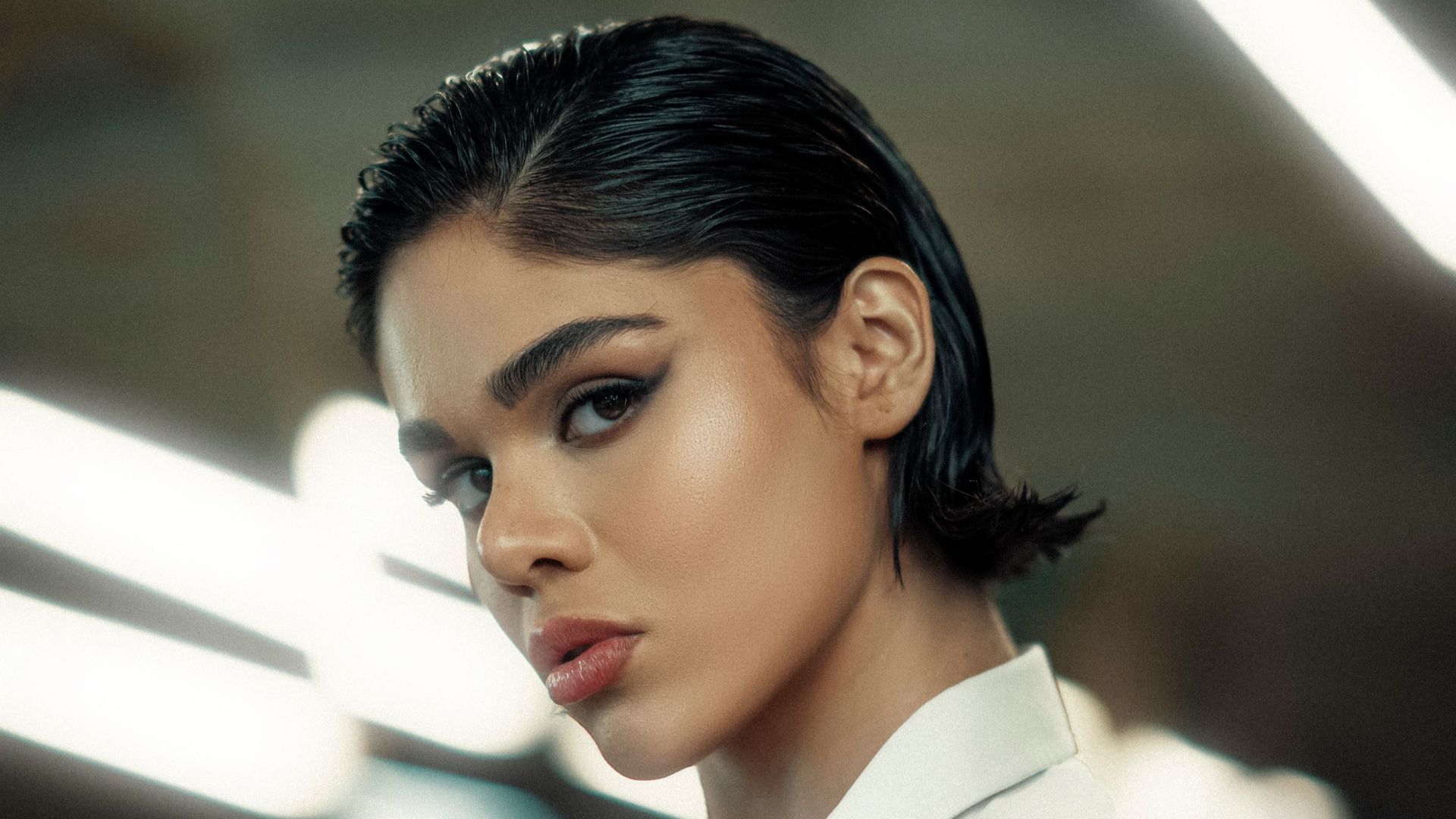 3. Une coiffure parfaitement lissée vers l'arrière