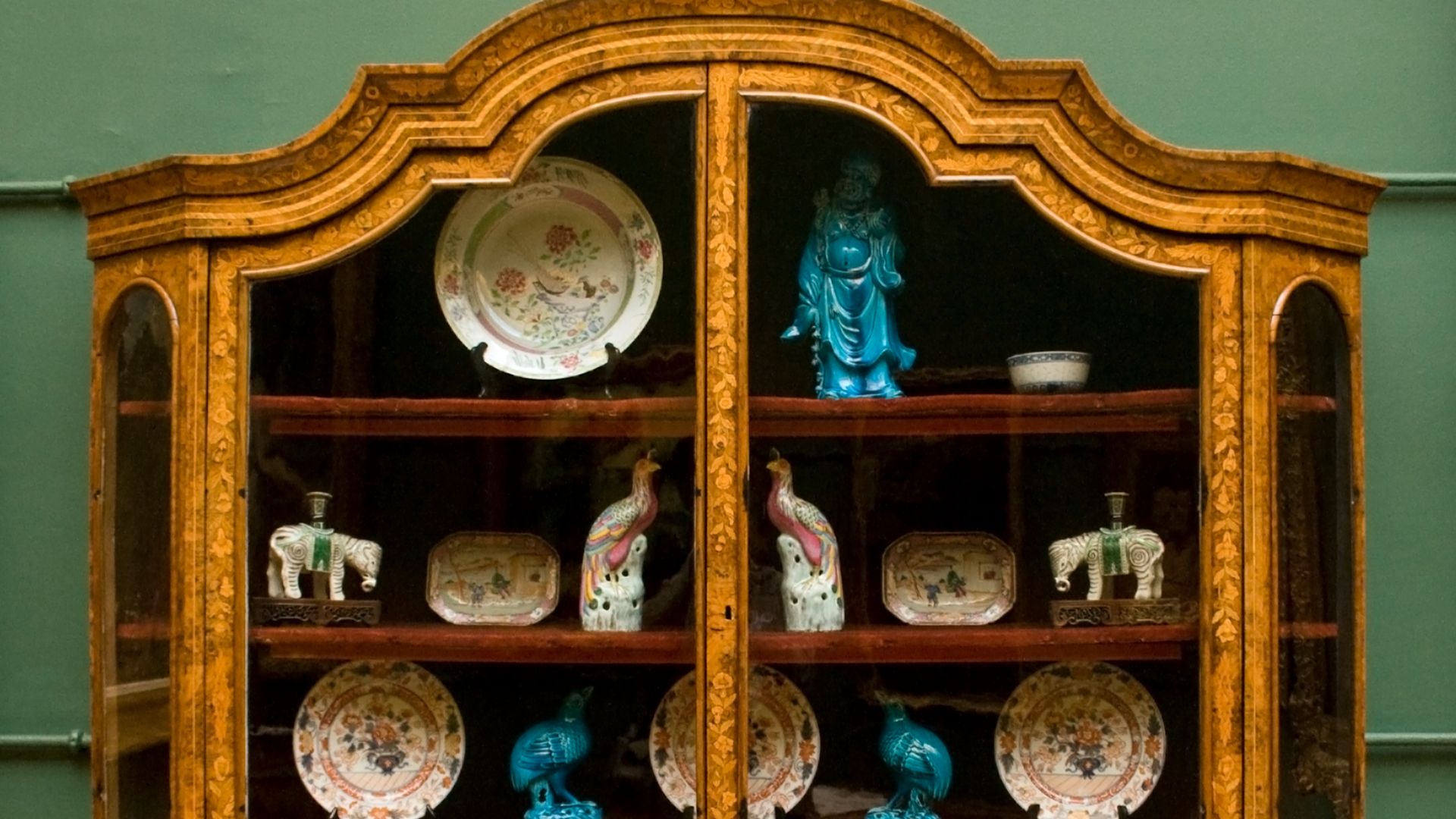 14. Vitrine