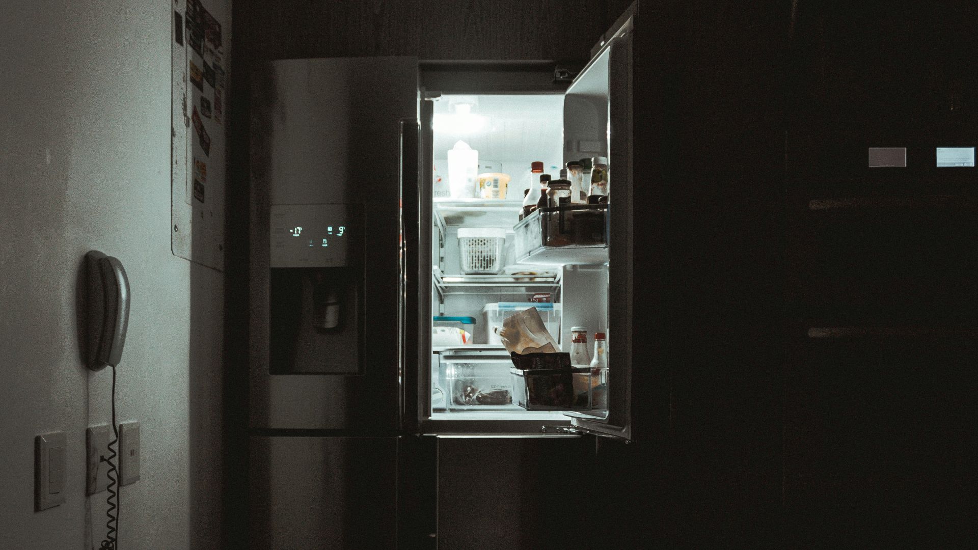 18. Un congélateur où l'on garde des provisions pour plus tard