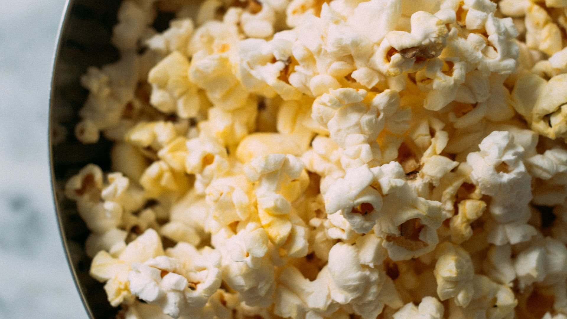 3. Saupoudrez votre pop-corn de levure nutritionnelle