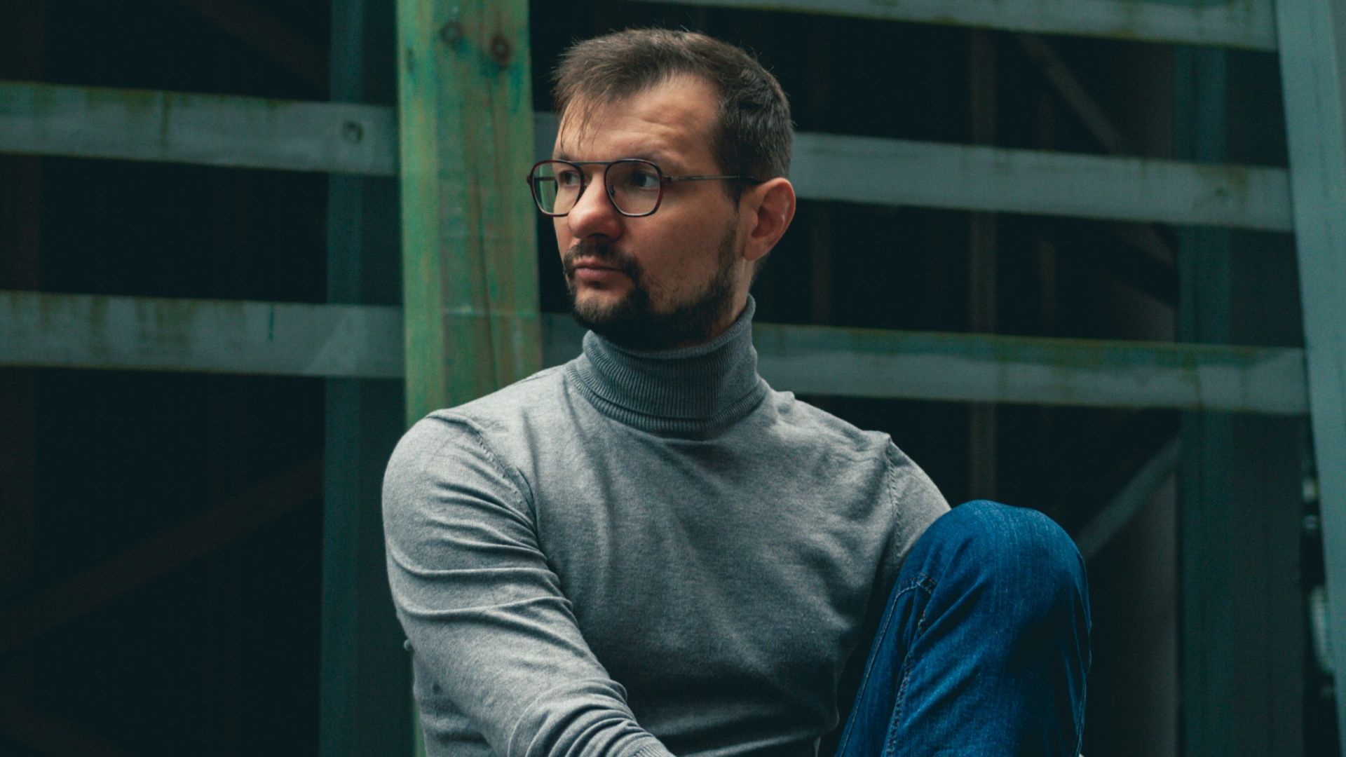 18. Associez un col roulé à un jean bleu classique