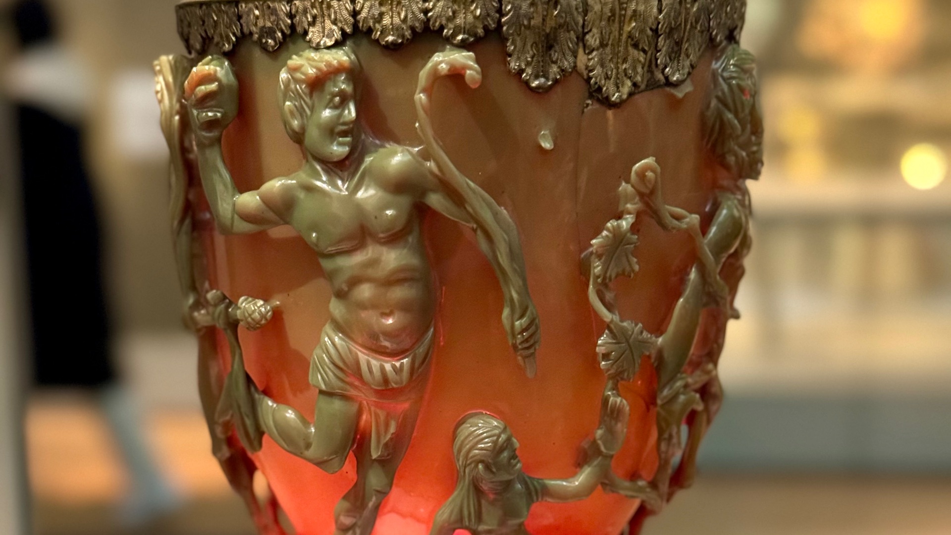 6. La coupe de Lycurgue aux couleurs changeantes