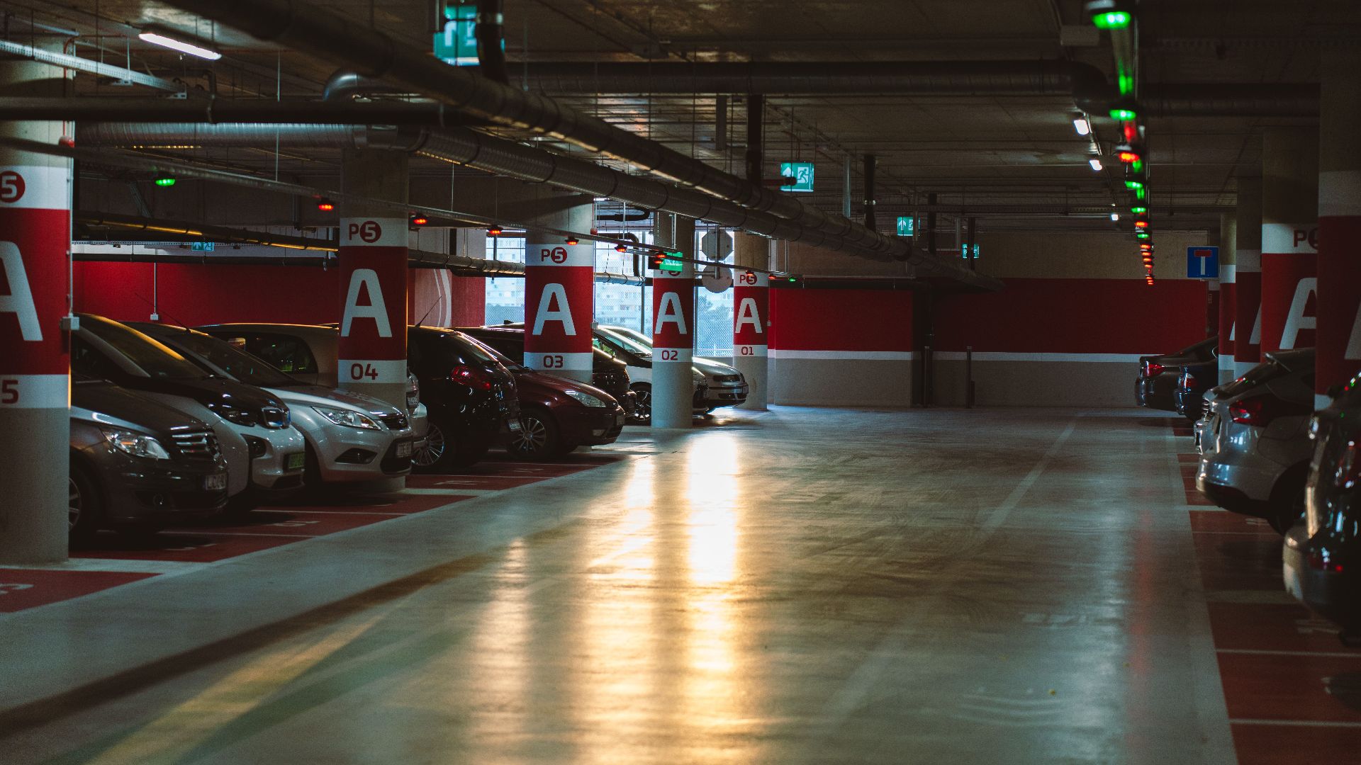 Voiture arr&ecirc;t&eacute;e dans all&eacute;e de parking