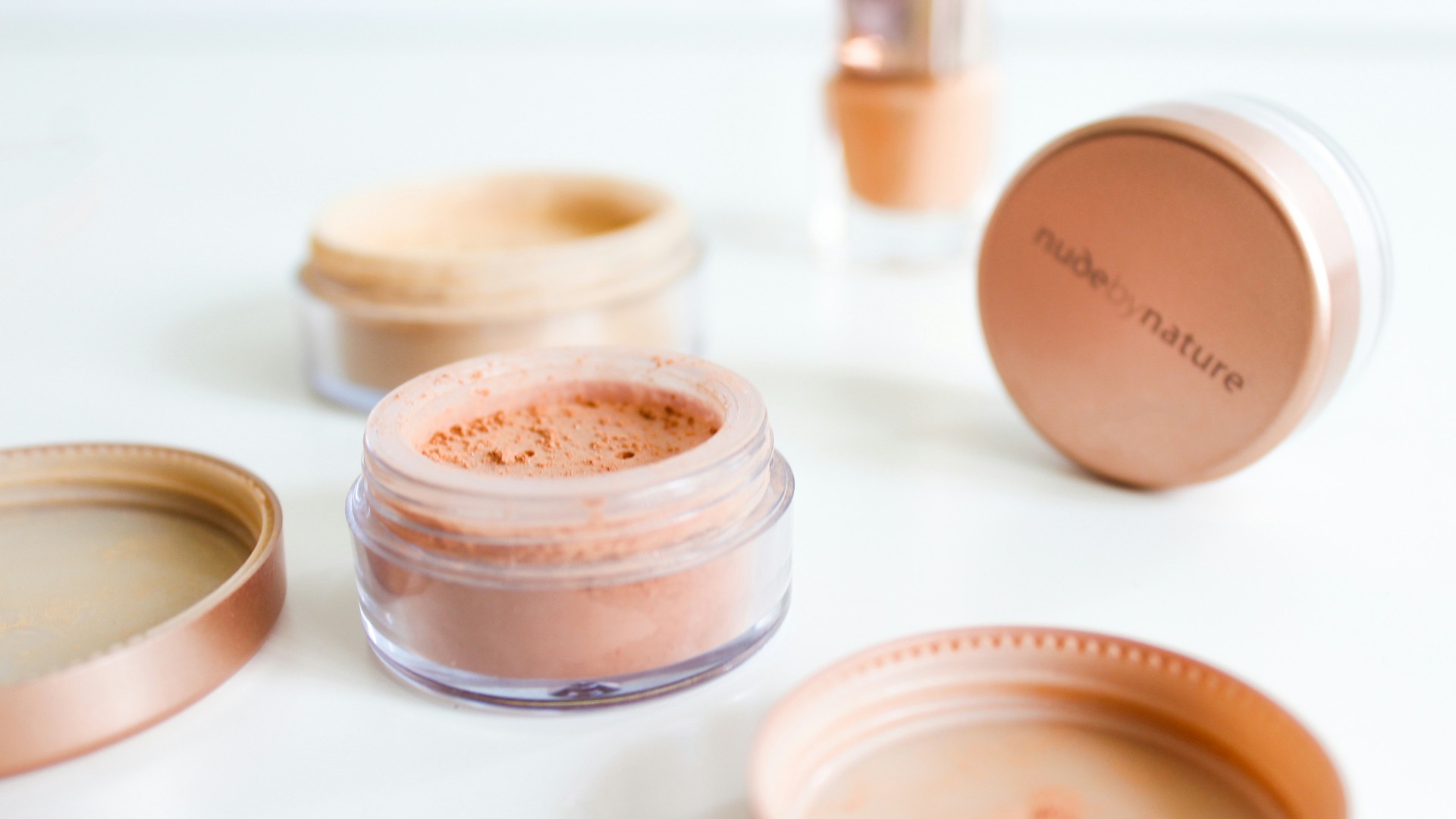 5. Utiliser trop de poudre pour fixer le maquillage