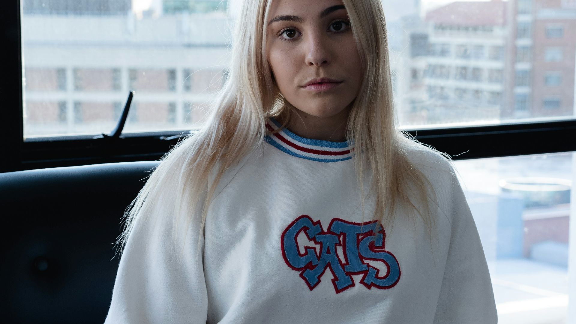 10. Un sweat-shirt oversize de style « varsity » et un short de cycliste