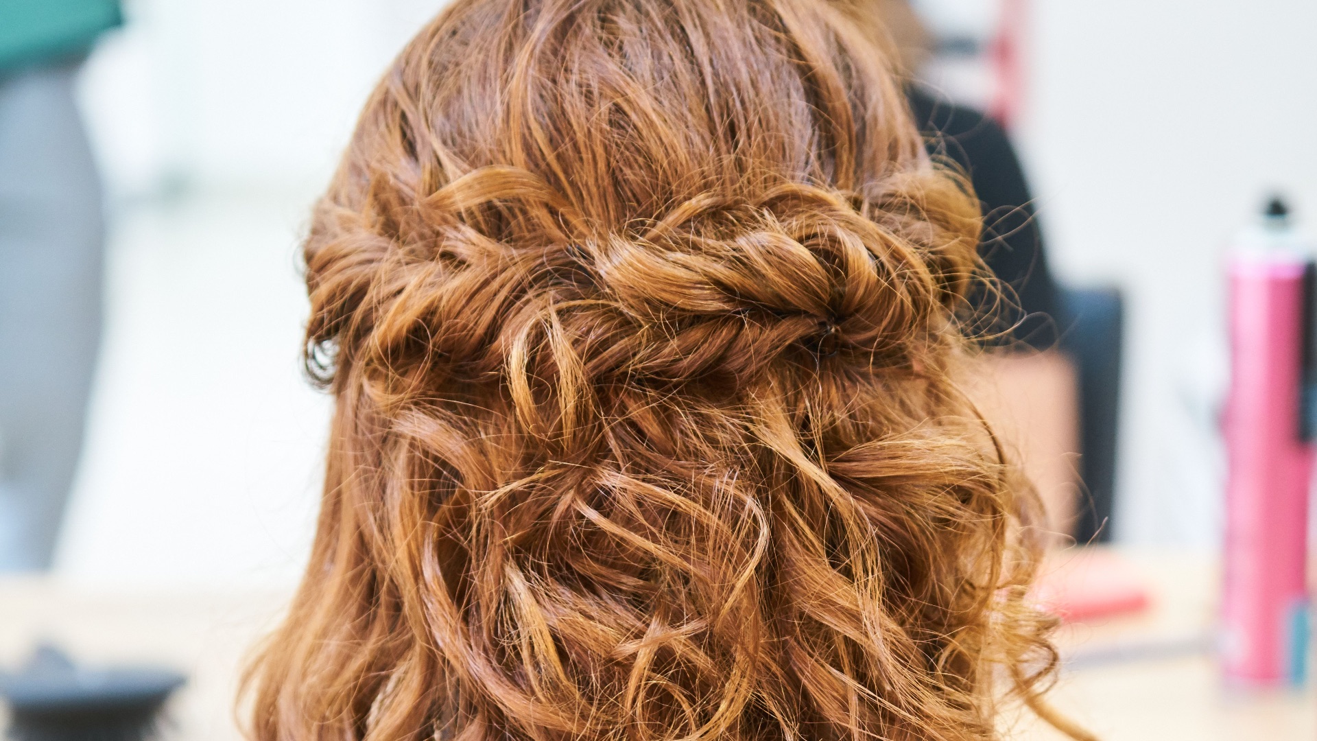 7. Choisir une coiffure qui ne rentrera pas sous la casquette