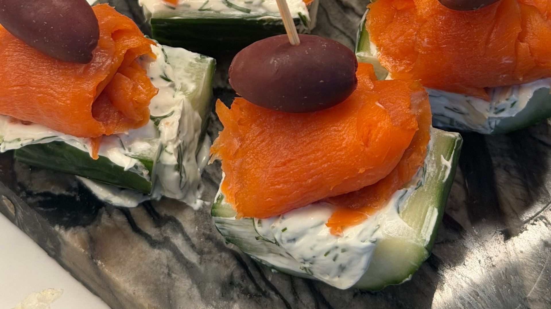 12. Bouchées au saumon fumé et au concombre