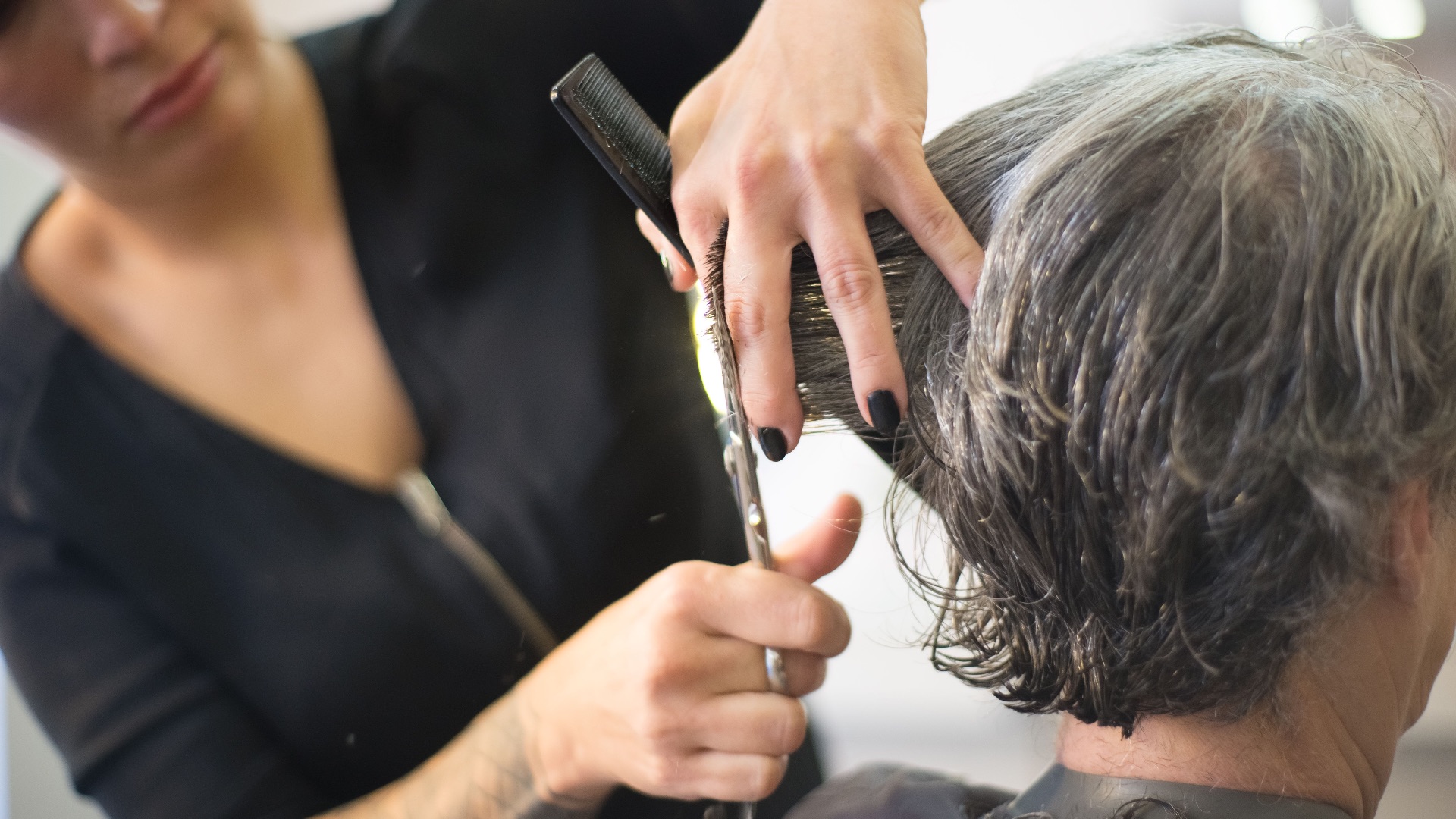 2. Changer radicalement de coupe de cheveux