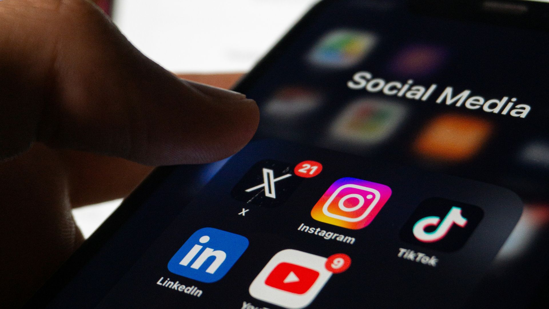 1. Vous ne cessez de consulter leurs réseaux sociaux