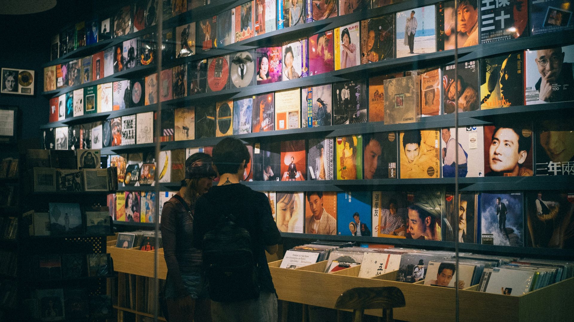18. Faire un tour dans un magasin de disques