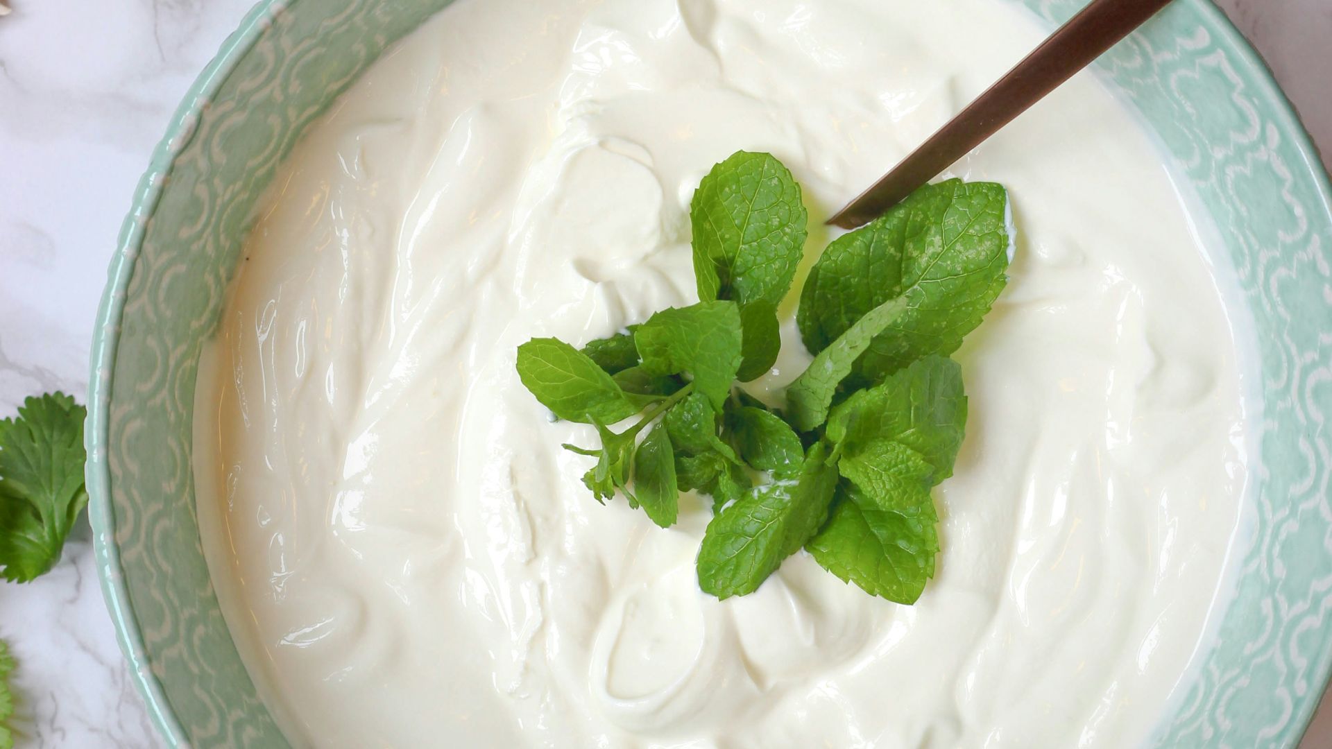 1. Remplacez le yaourt aromatisé par du yaourt grec nature accompagné de fruits