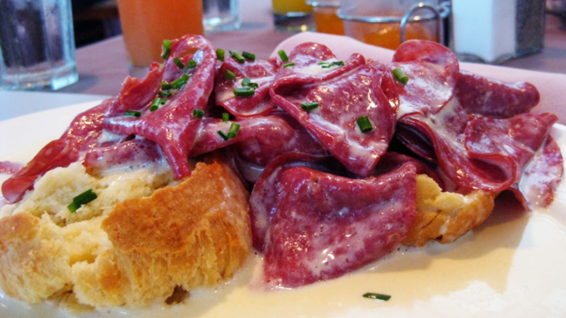 16. Tranches de pain grillées au bœuf effiloché
