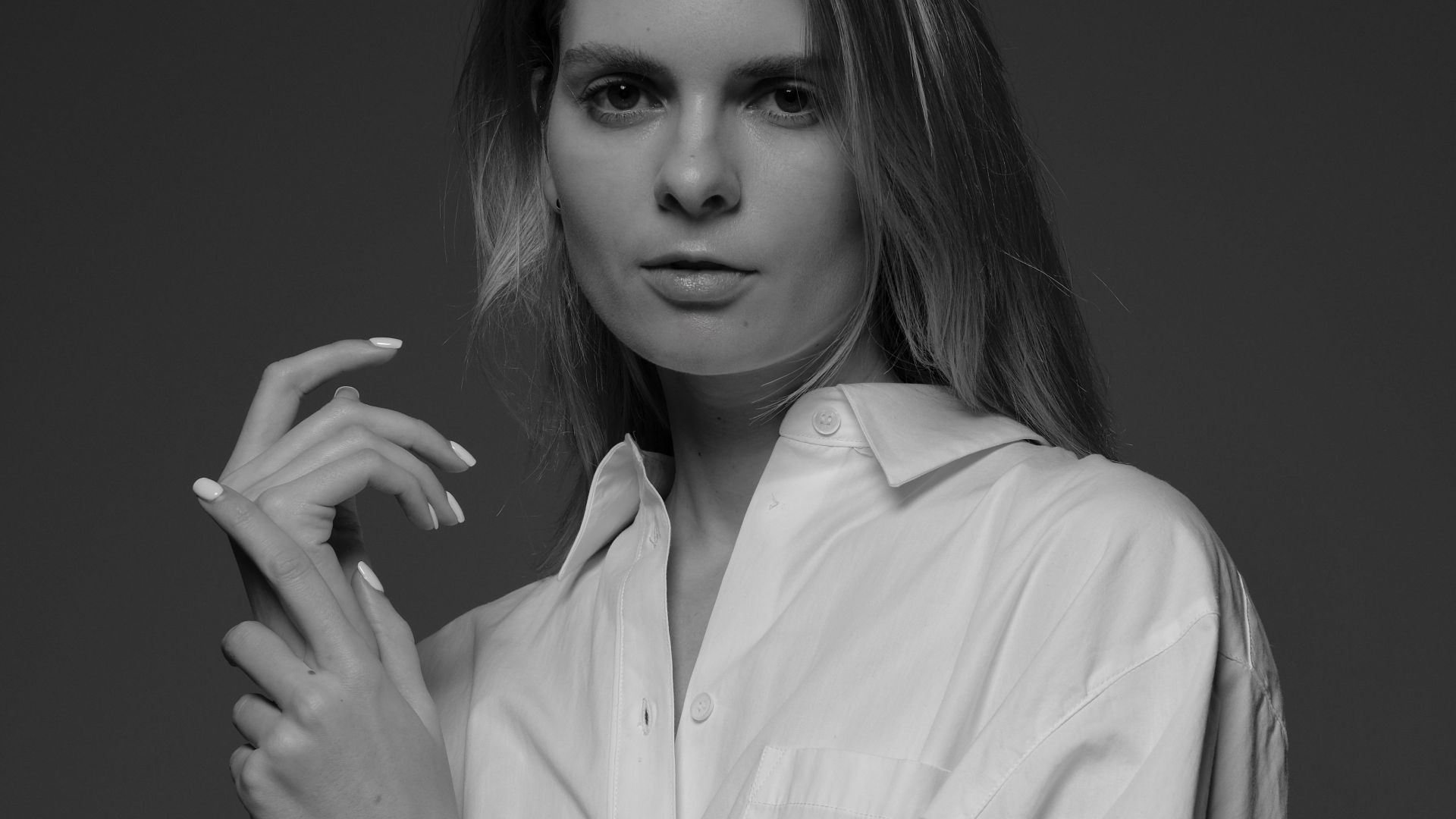 3. Une chemise blanche impeccable à col boutonné