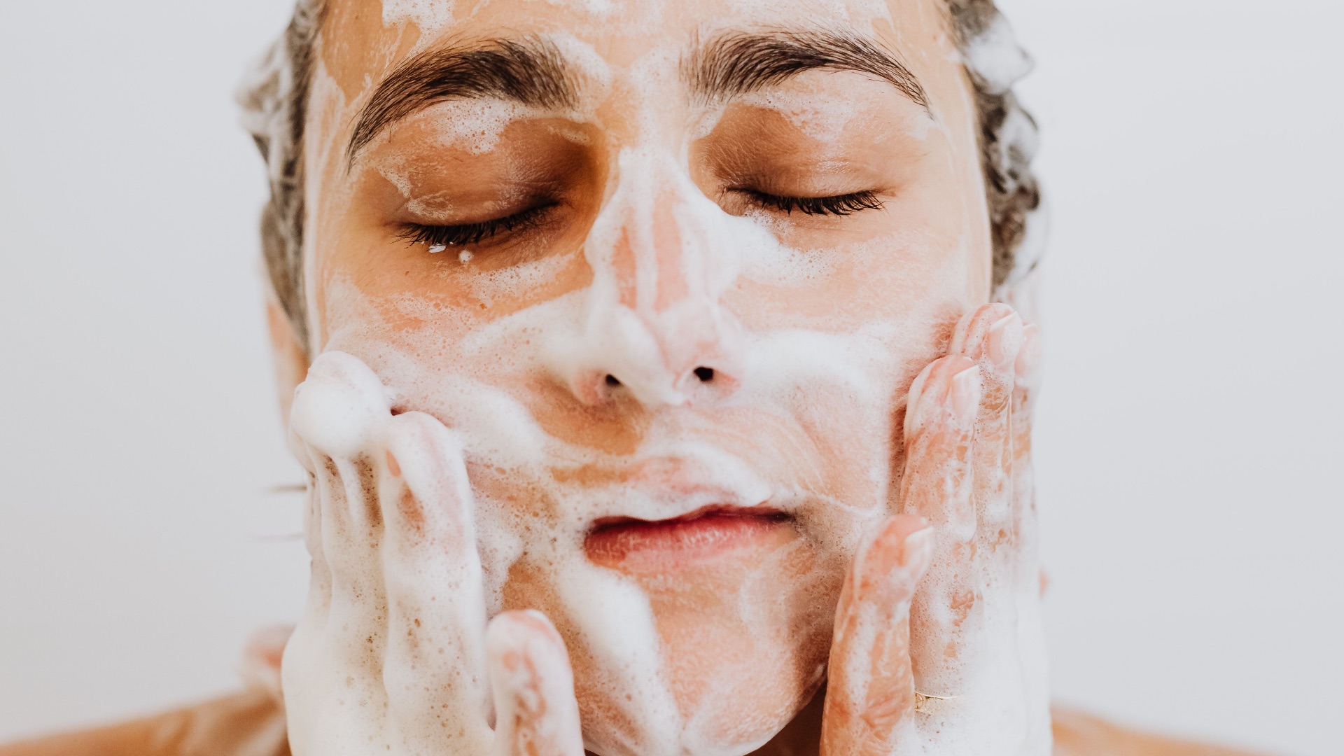 2. Utilisation de produits nettoyants agressifs et décapants