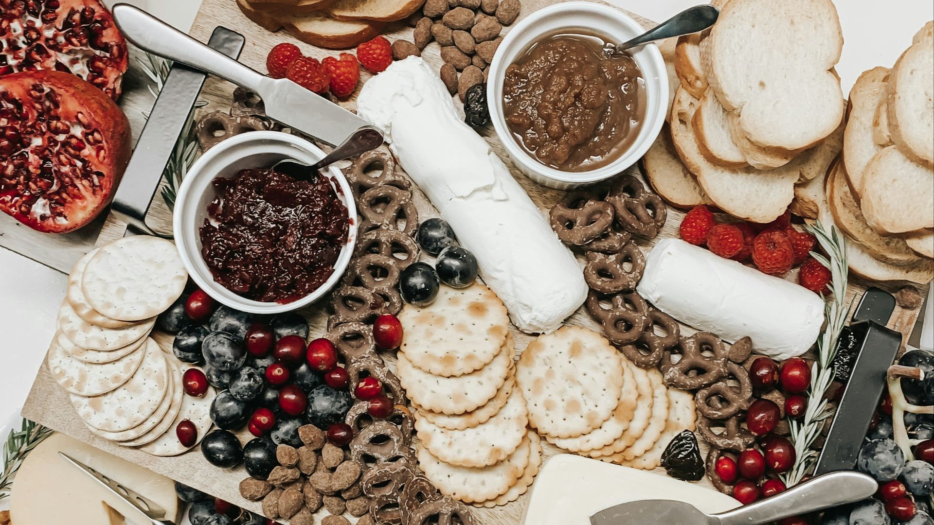 19. Plateau de fromages et de crackers
