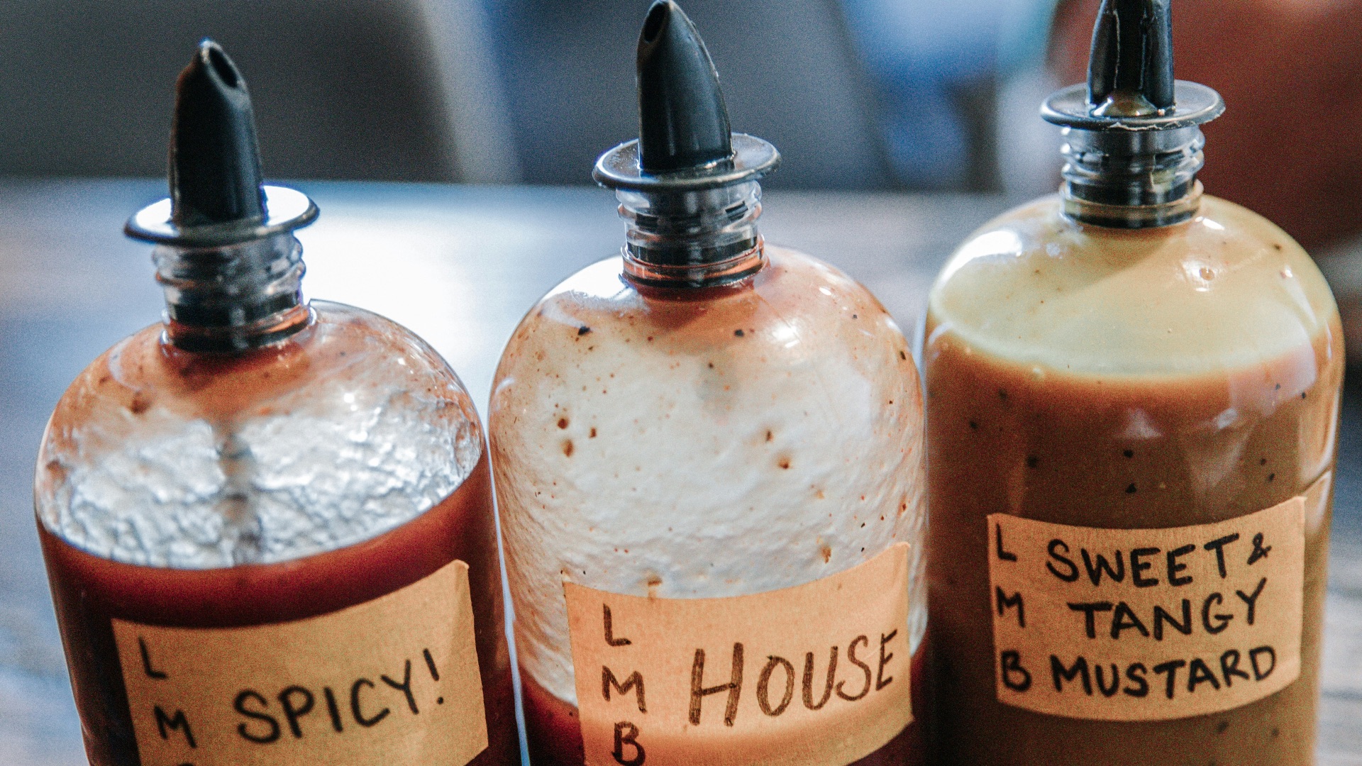 6. Les bouteilles et les saupoudreuses de condiments ont l'air sales