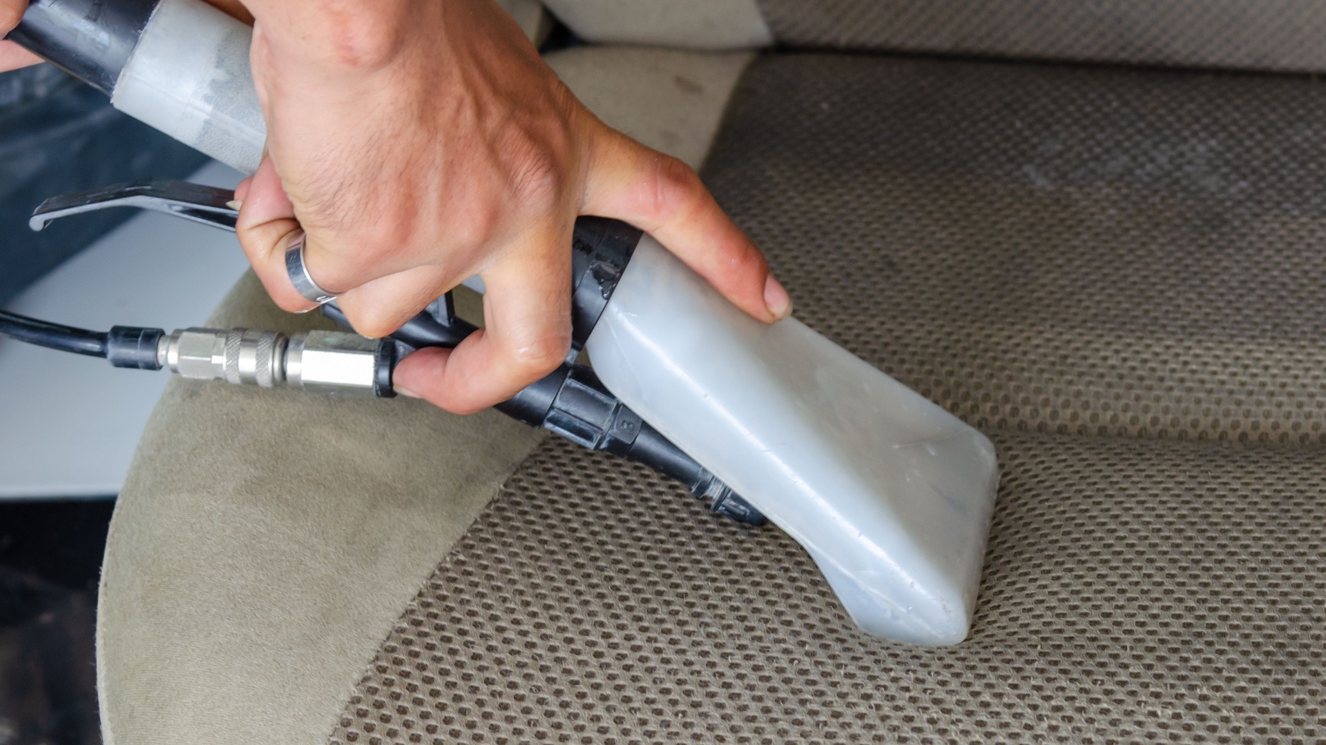 2. Passer l'aspirateur sur les sièges et les moquettes