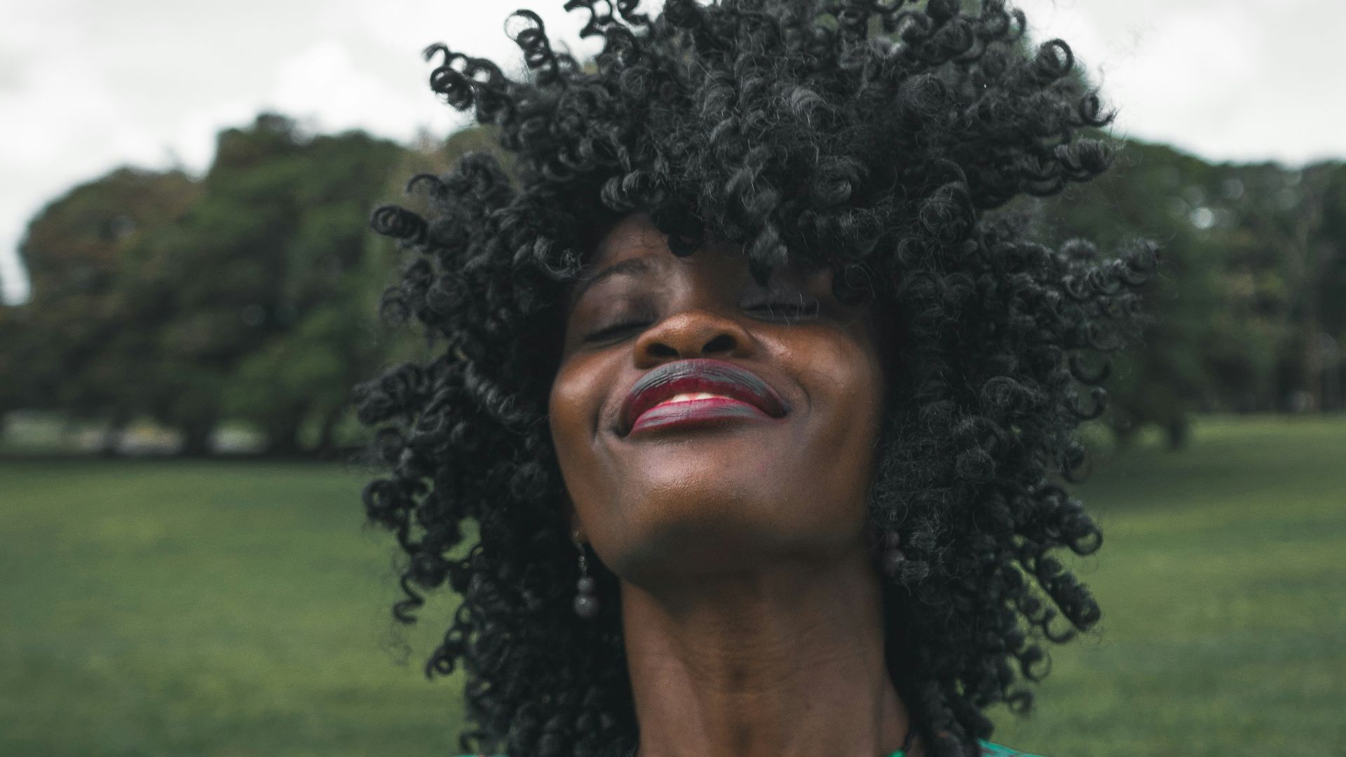 17. On lave les cheveux crépus comme les cheveux raides