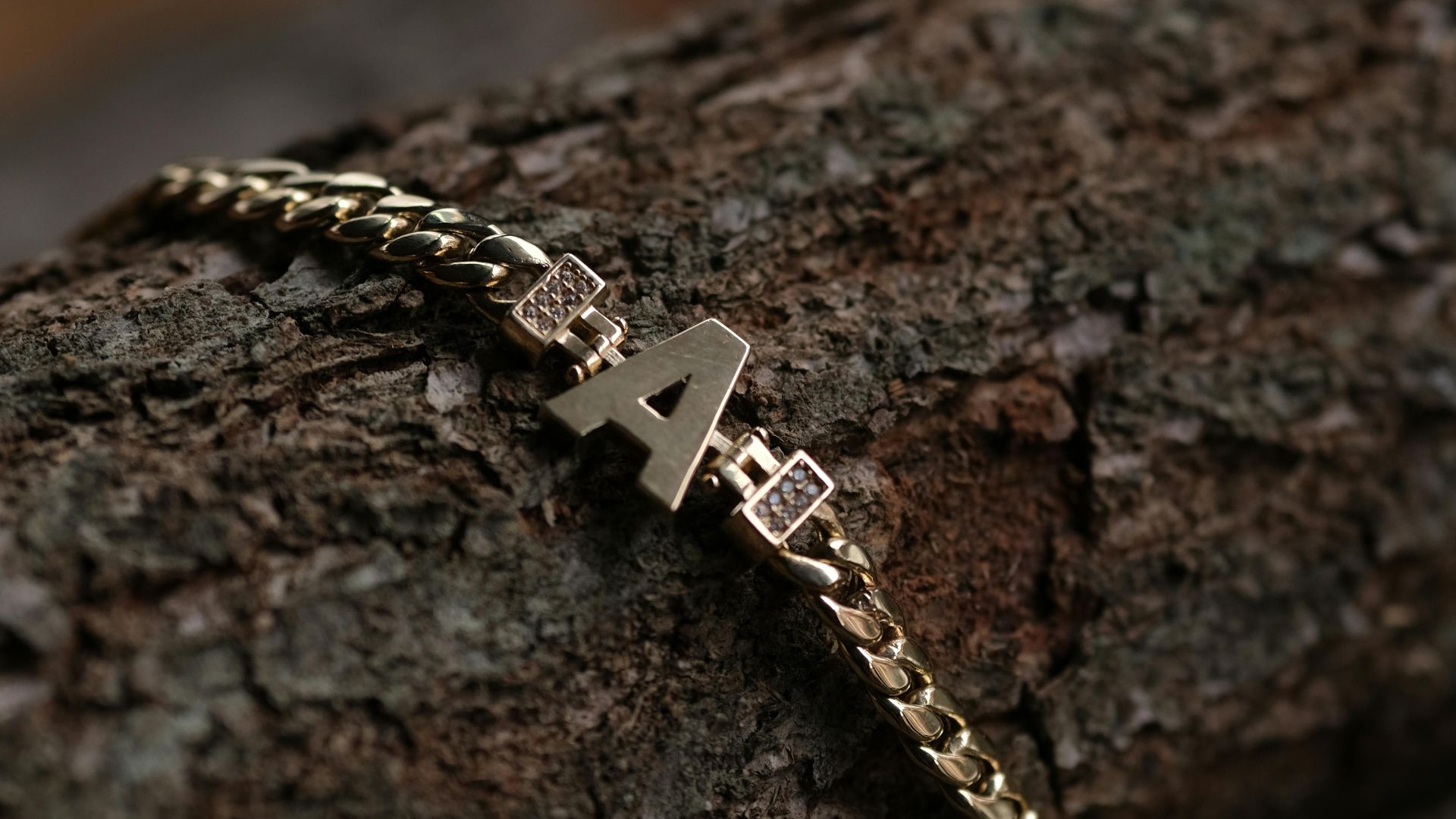 5. Un pendentif avec les initiales de la famille