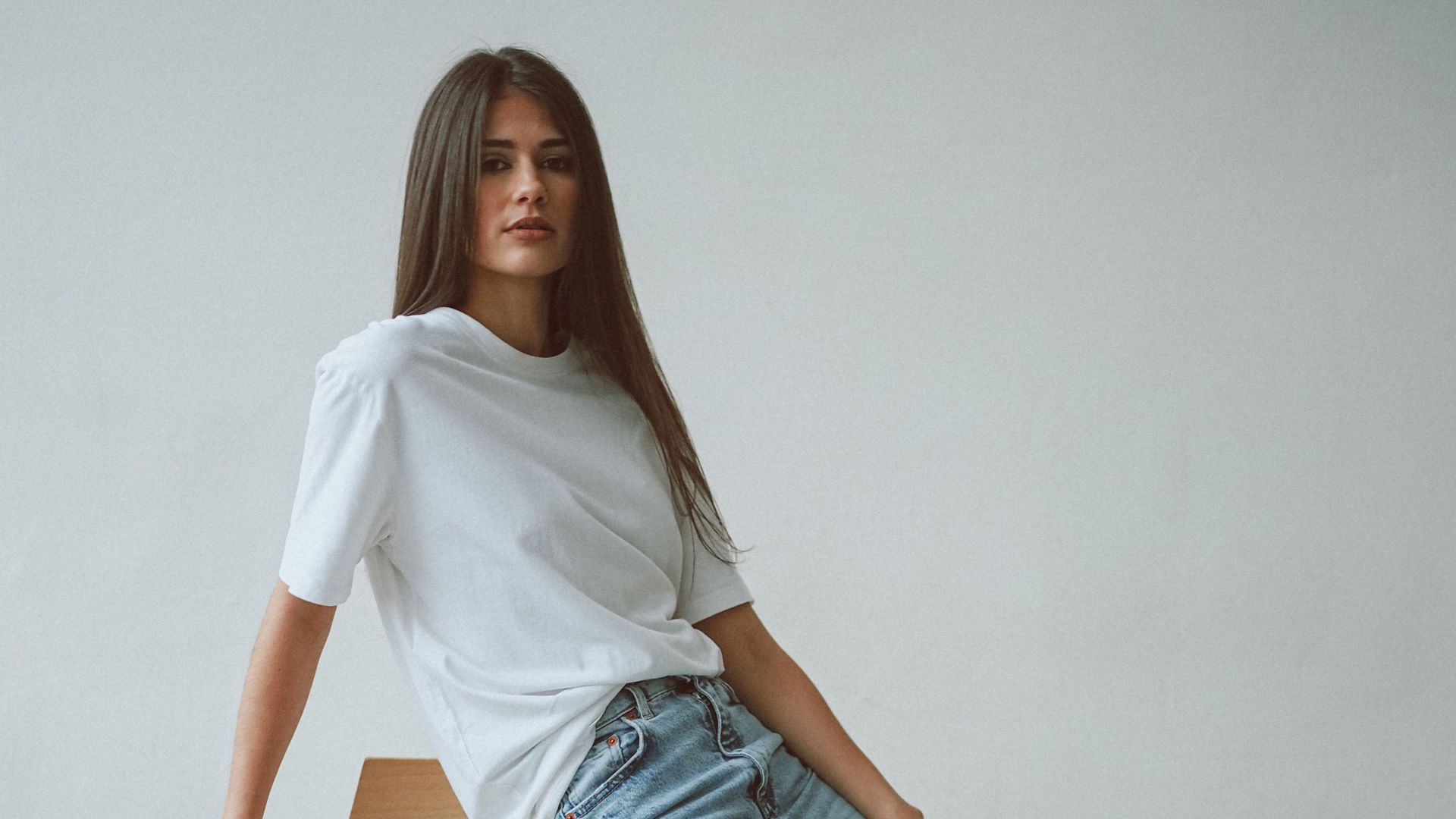 7. Un jean droit, un t-shirt blanc et une superbe paire de chaussures