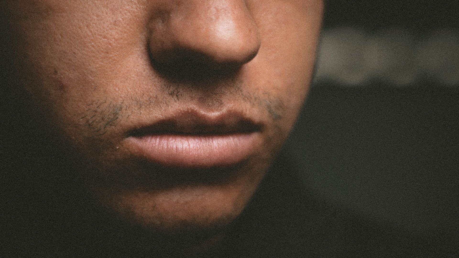 8. On oublie ses lèvres, ses oreilles, son cou et son cuir chevelu