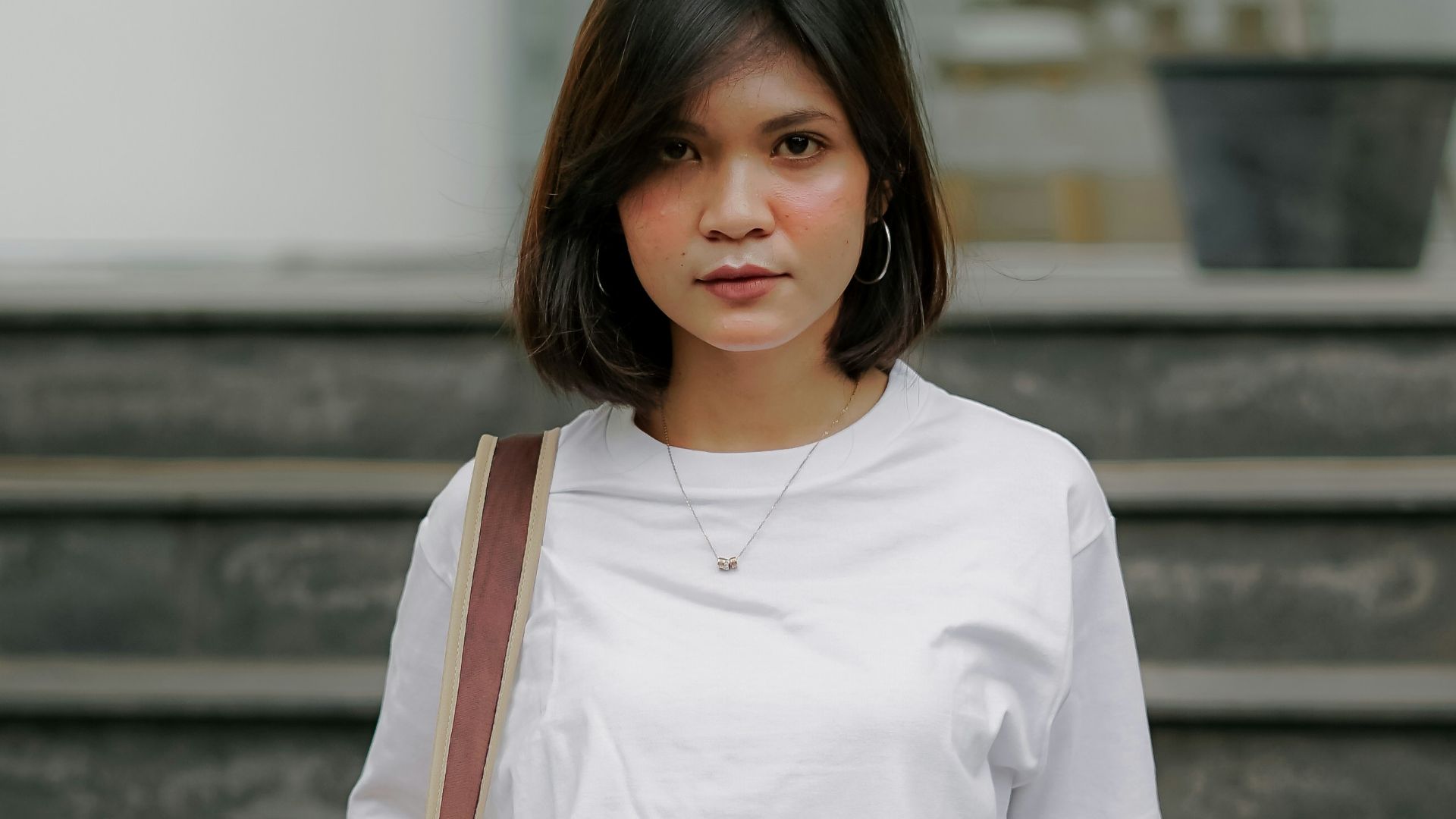 1. Le t-shirt blanc classique et le jean bleu