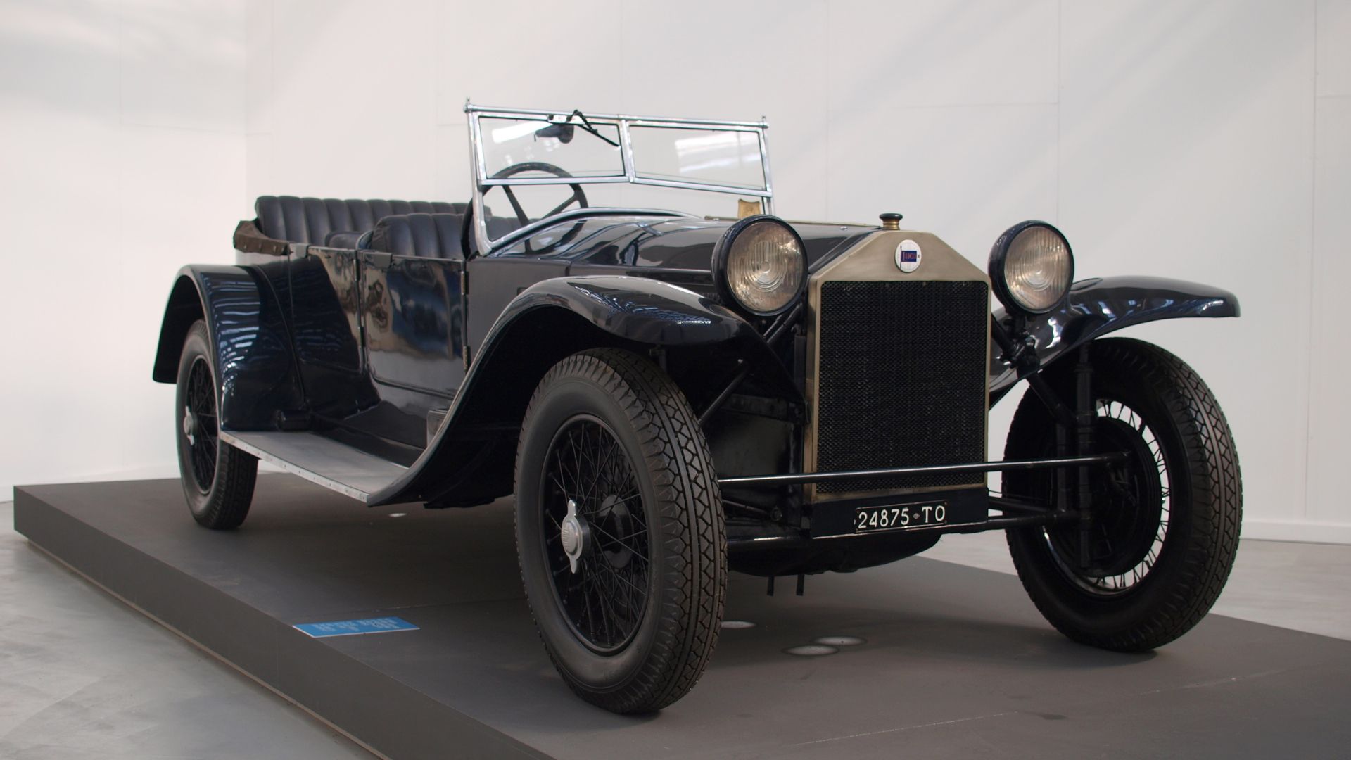 1. Lancia Lambda