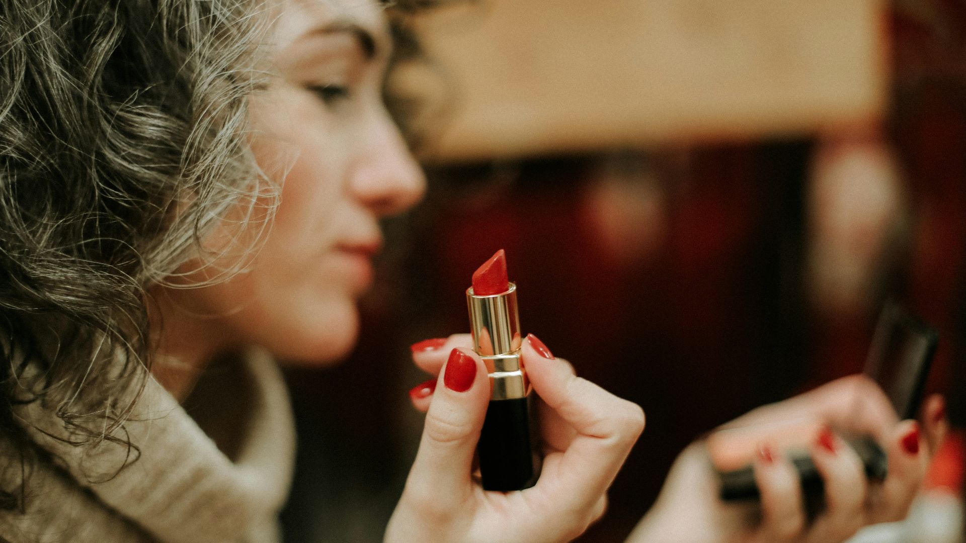 6. Le rouge à lèvres qu'elle réapplique à table