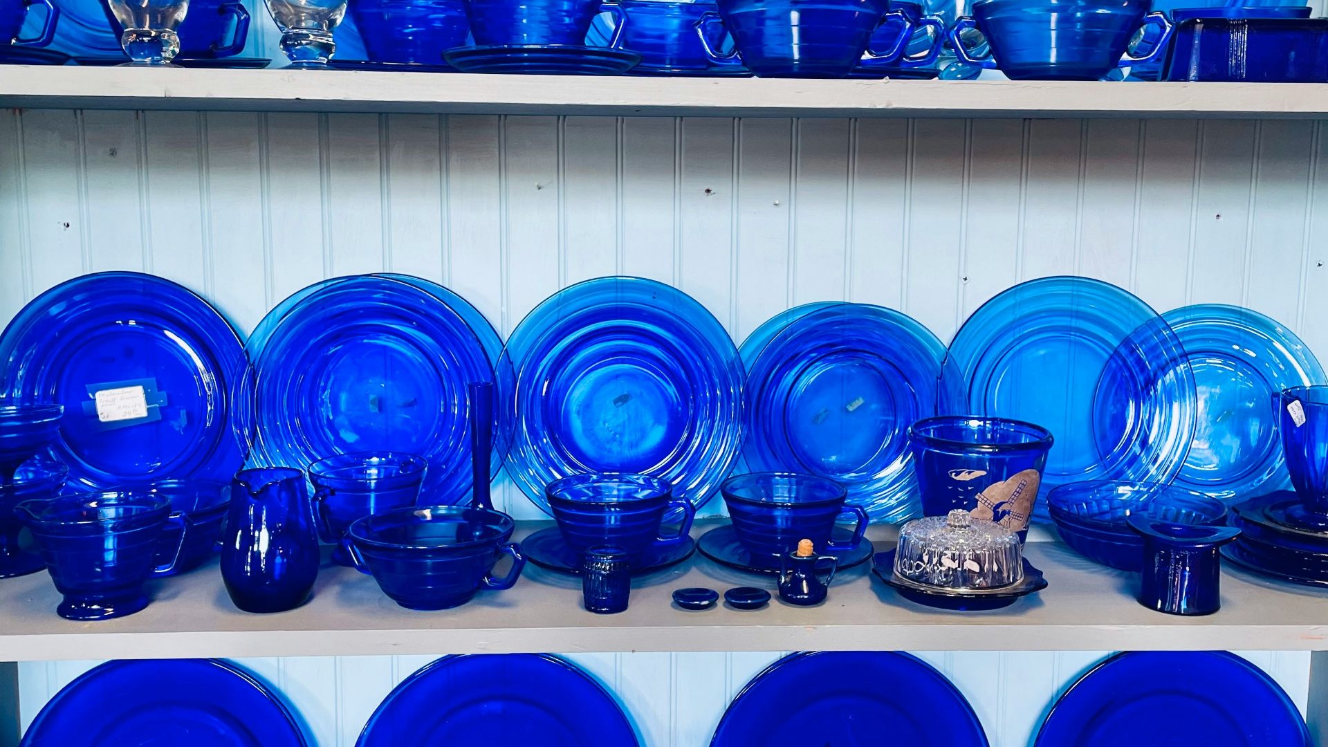 18. Assis sous un verre bleu