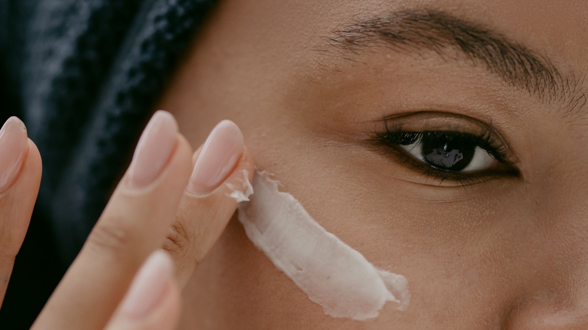 3. Investir dans une crème pour les yeux de qualité