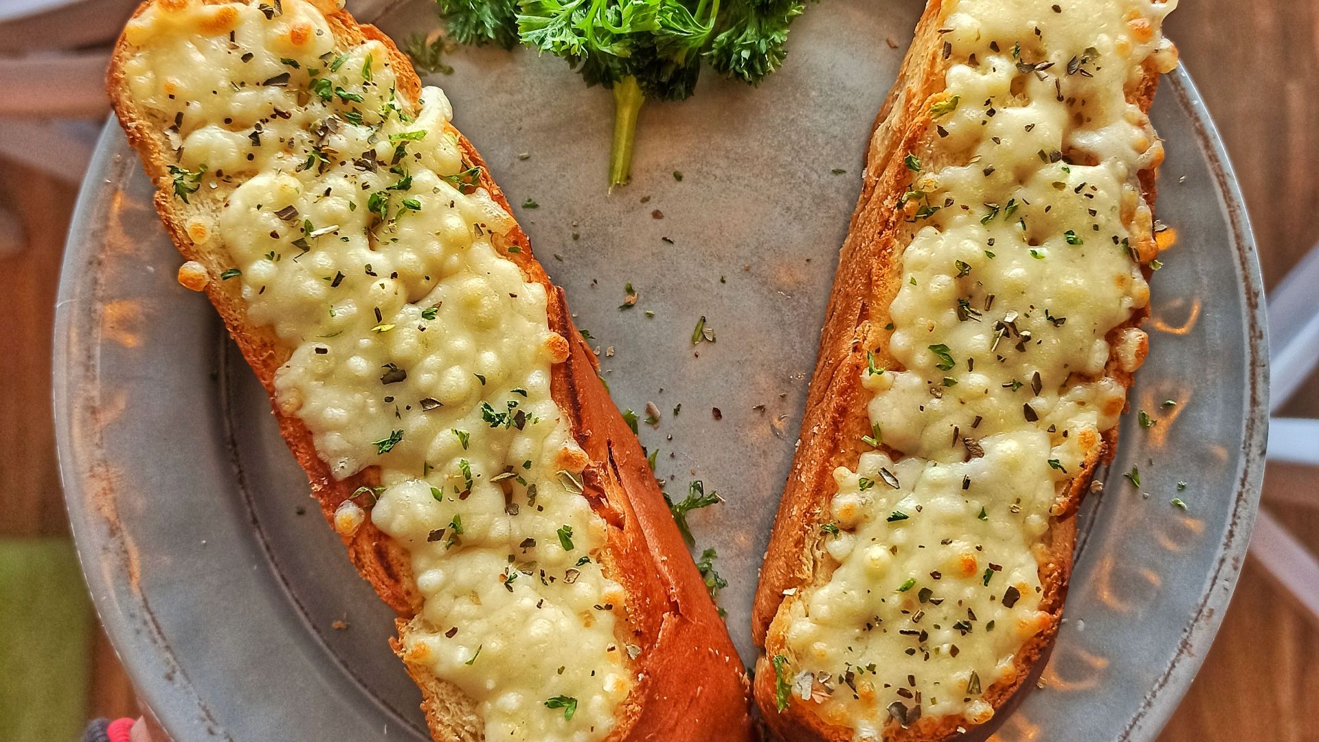10. Le pain à l'ail et au fromage par excellence