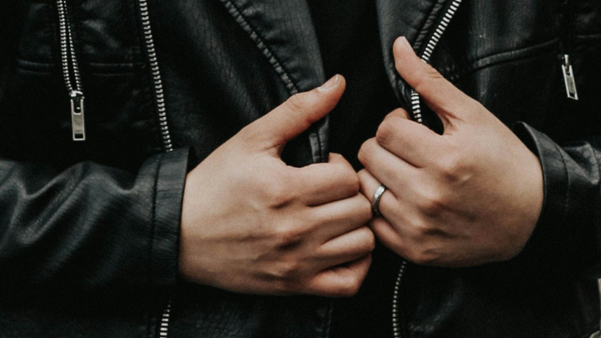 15. Porter une veste en cuir indémodable