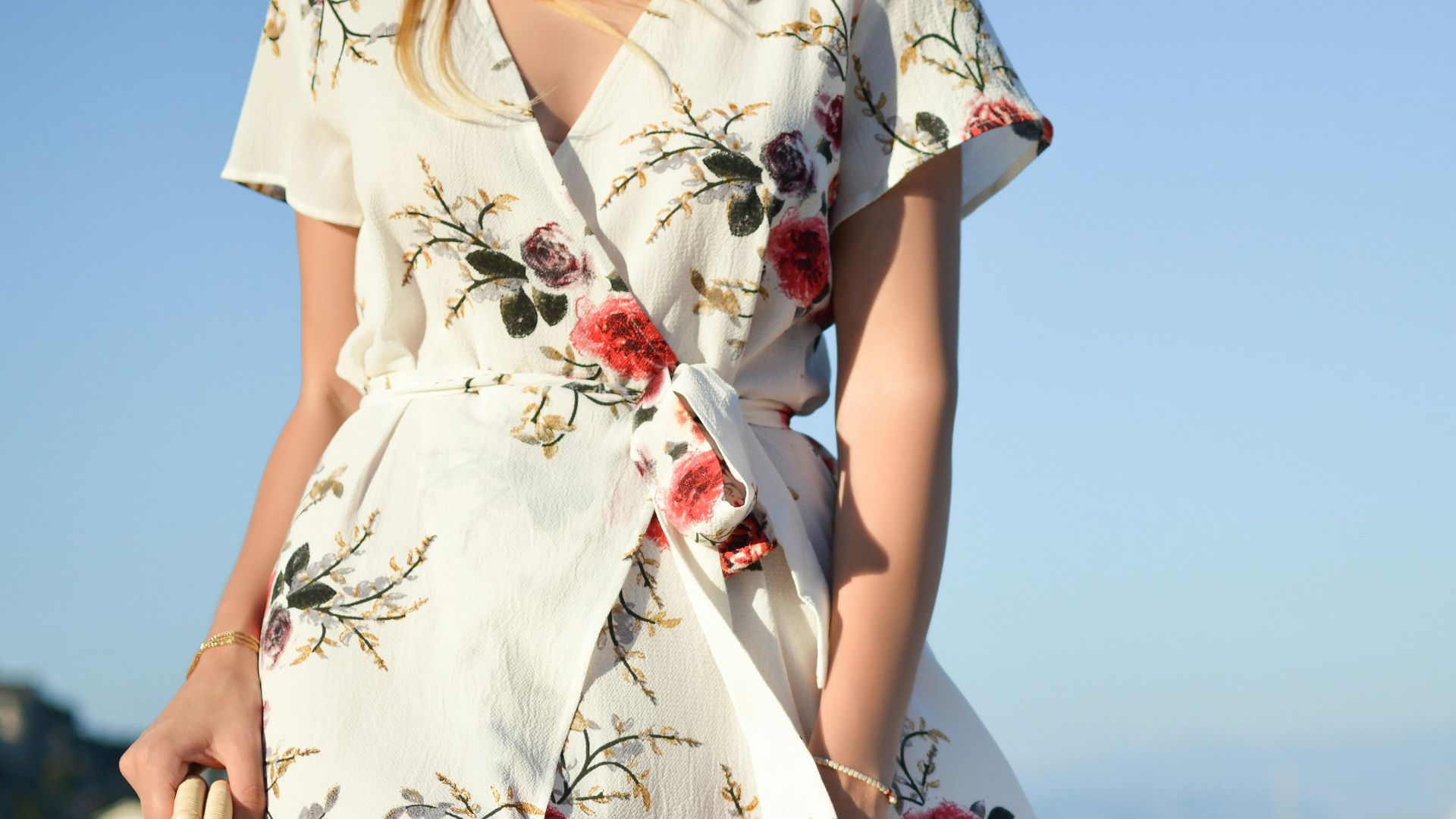 15. Une robe longue et un cardigan léger