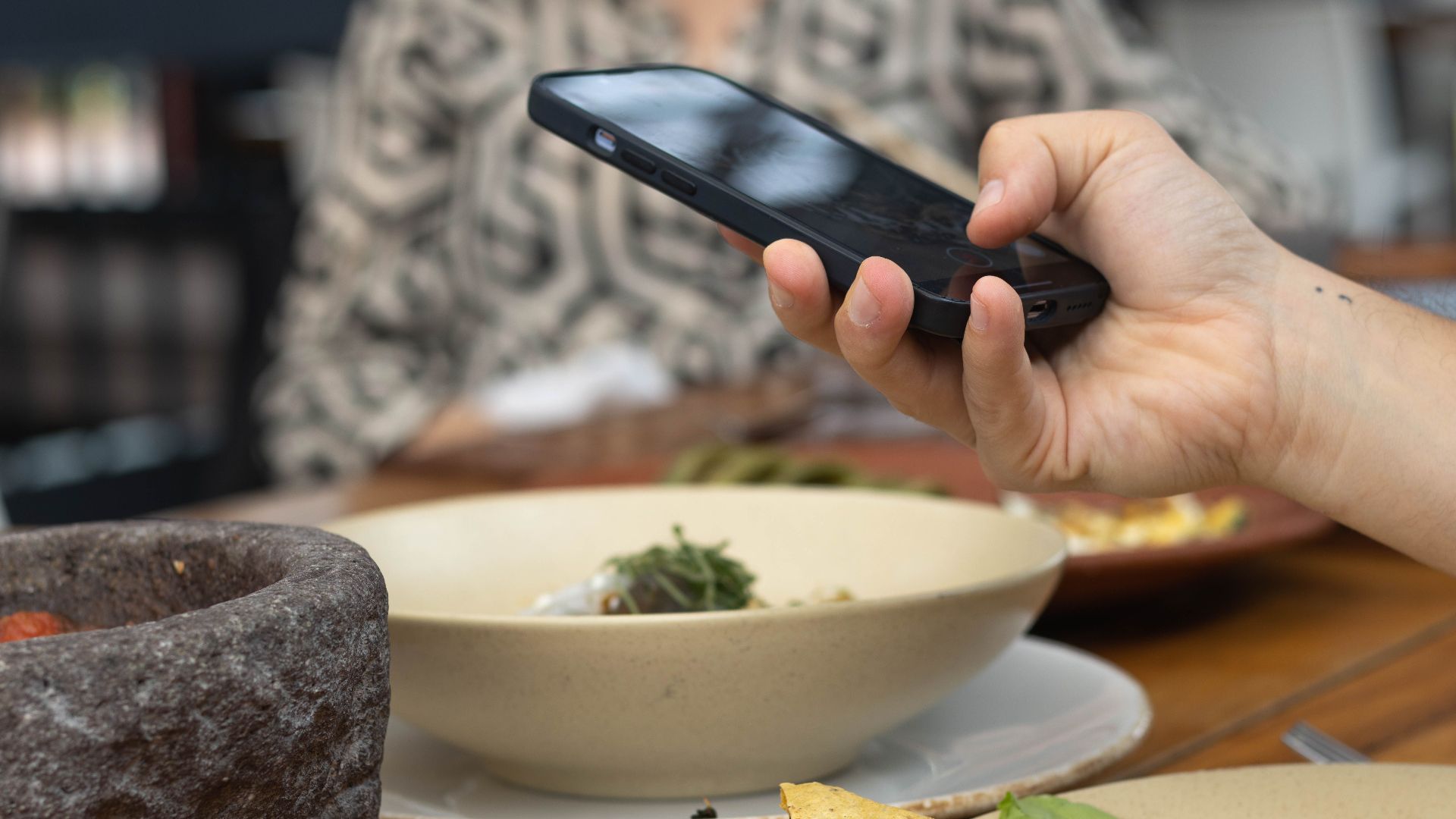 3. Poser son téléphone à l'envers sur la table