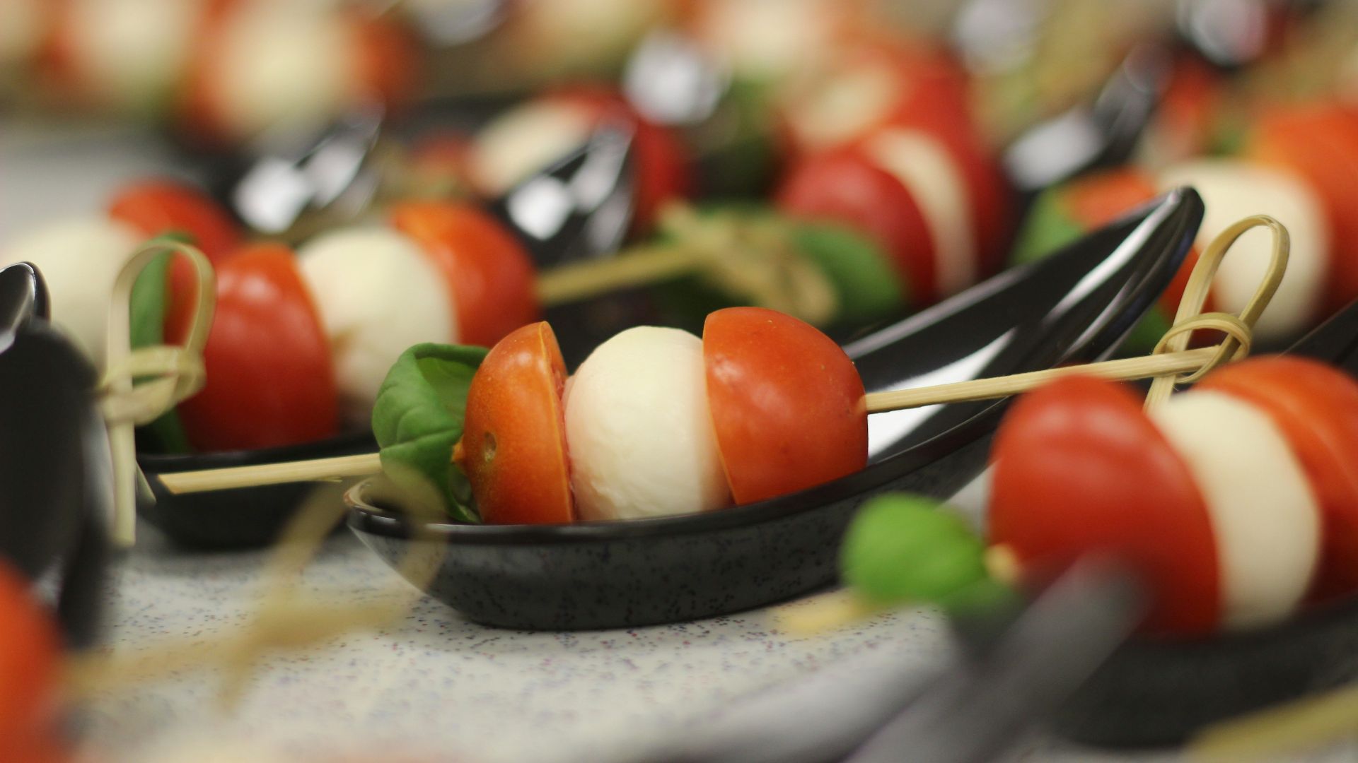 2. Brochettes caprese