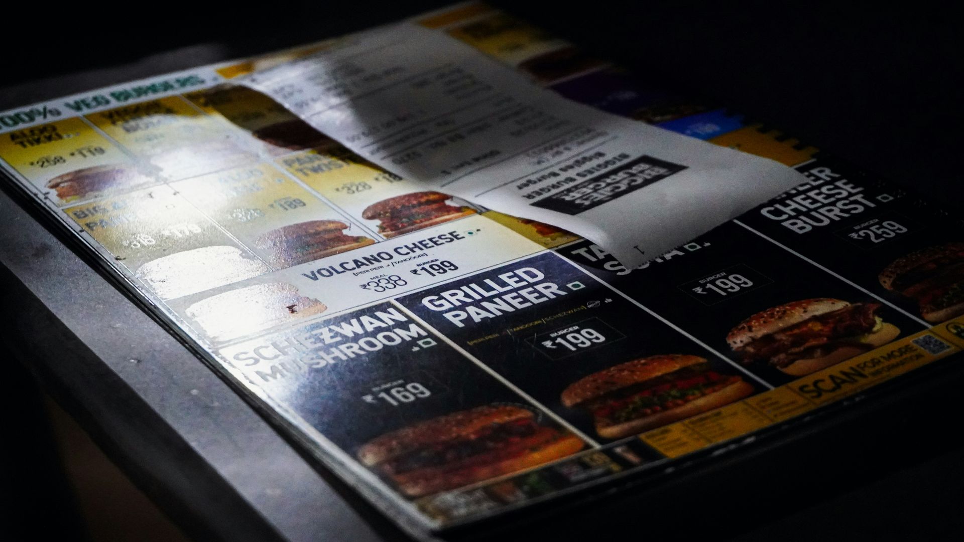13. Un tiroir de cuisine rempli de menus de plats à emporter