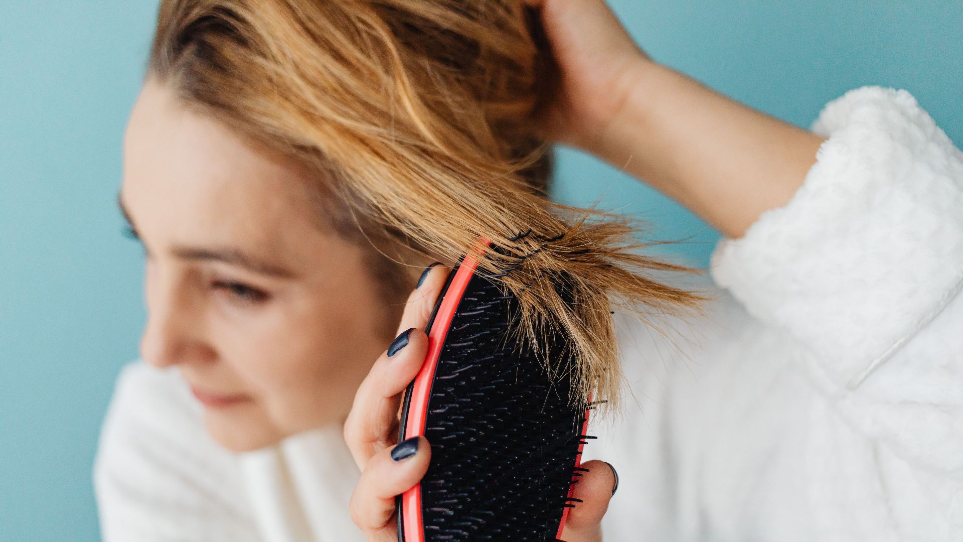 10. Vos cheveux sont rêches ou ont l'air de prendre la poussière