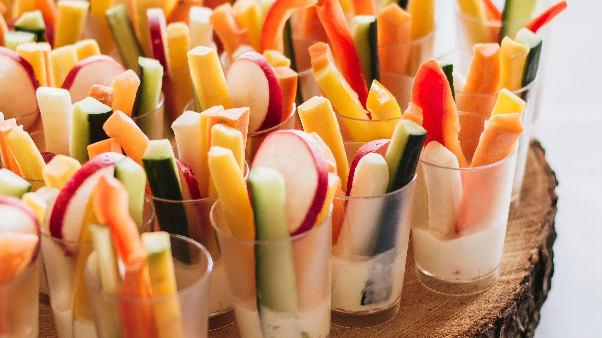 1. Petites coupelles de légumes à la sauce ranch et au yaourt grec