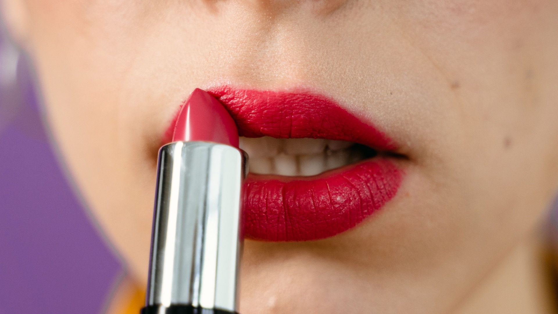 4. Choisir un rouge à lèvres qui laisse des traces partout