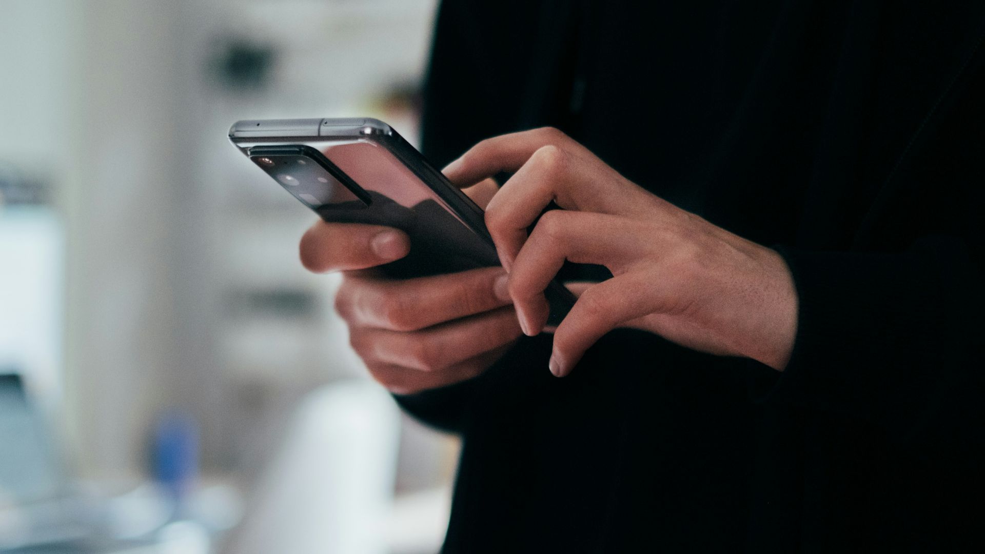 1. Ils se mettent soudain à surveiller leur téléphone de près