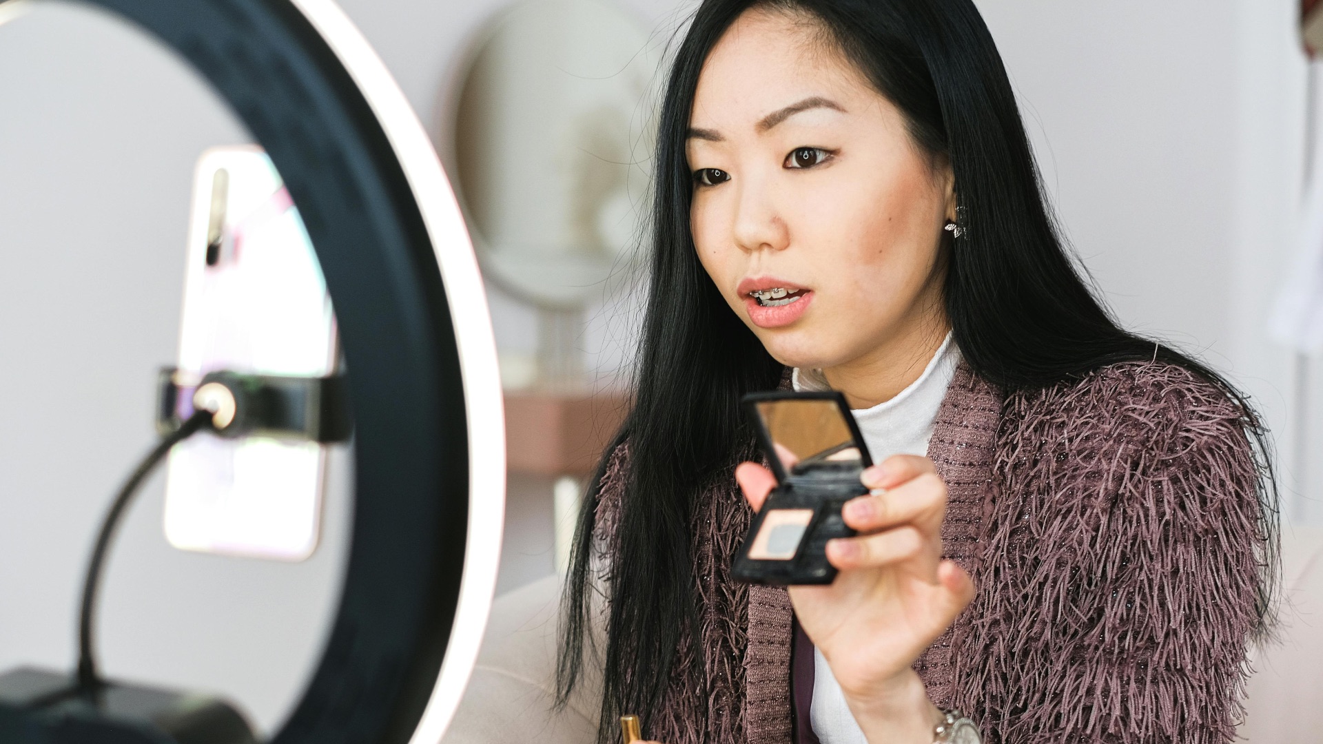 5. Tu compares sans cesse ton visage à celui des influenceuses beauté
