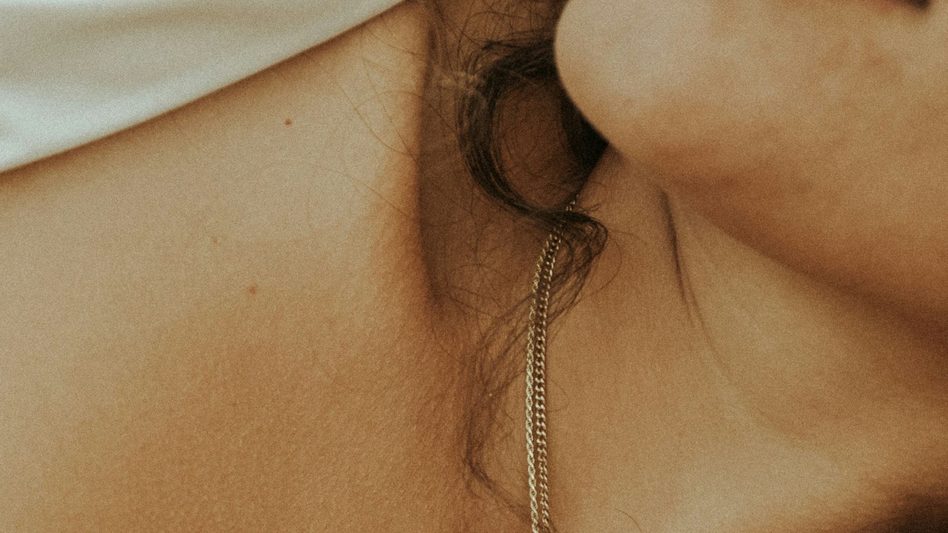 14. Un décolleté plongeant porté avec un sang-froid absolu