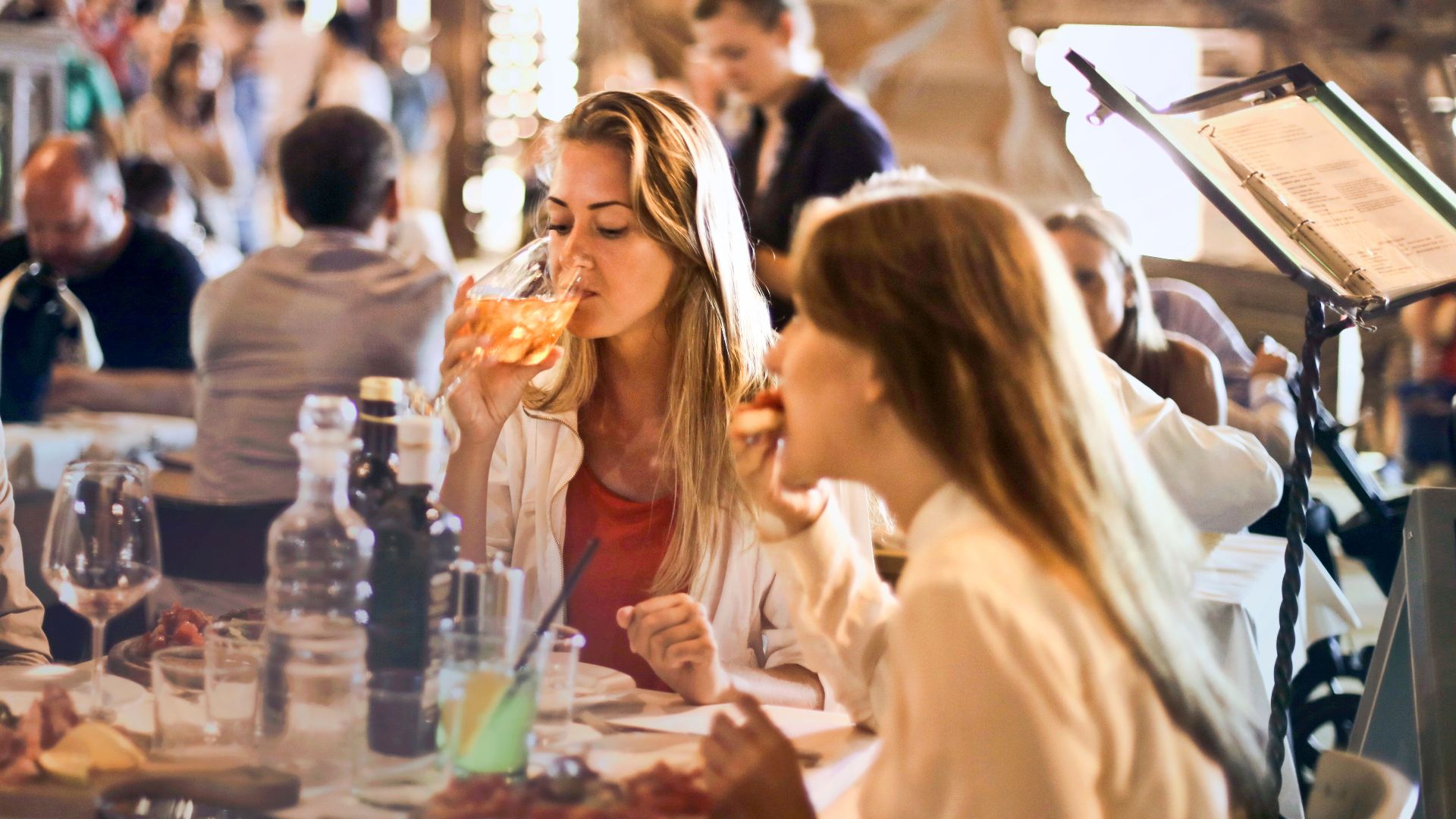 10 signaux d’alerte à ne pas ignorer au restaurant et 10 indices qui montrent que vous avez trouvé une perle rare