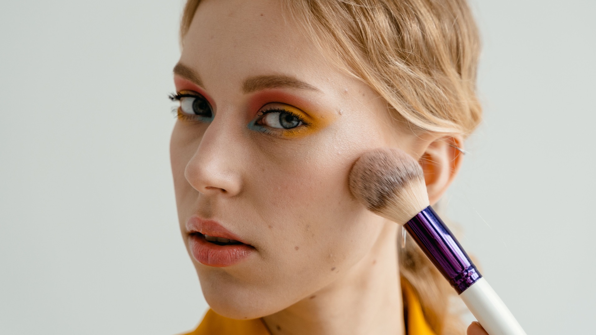 3. Essayer un nouveau look de maquillage