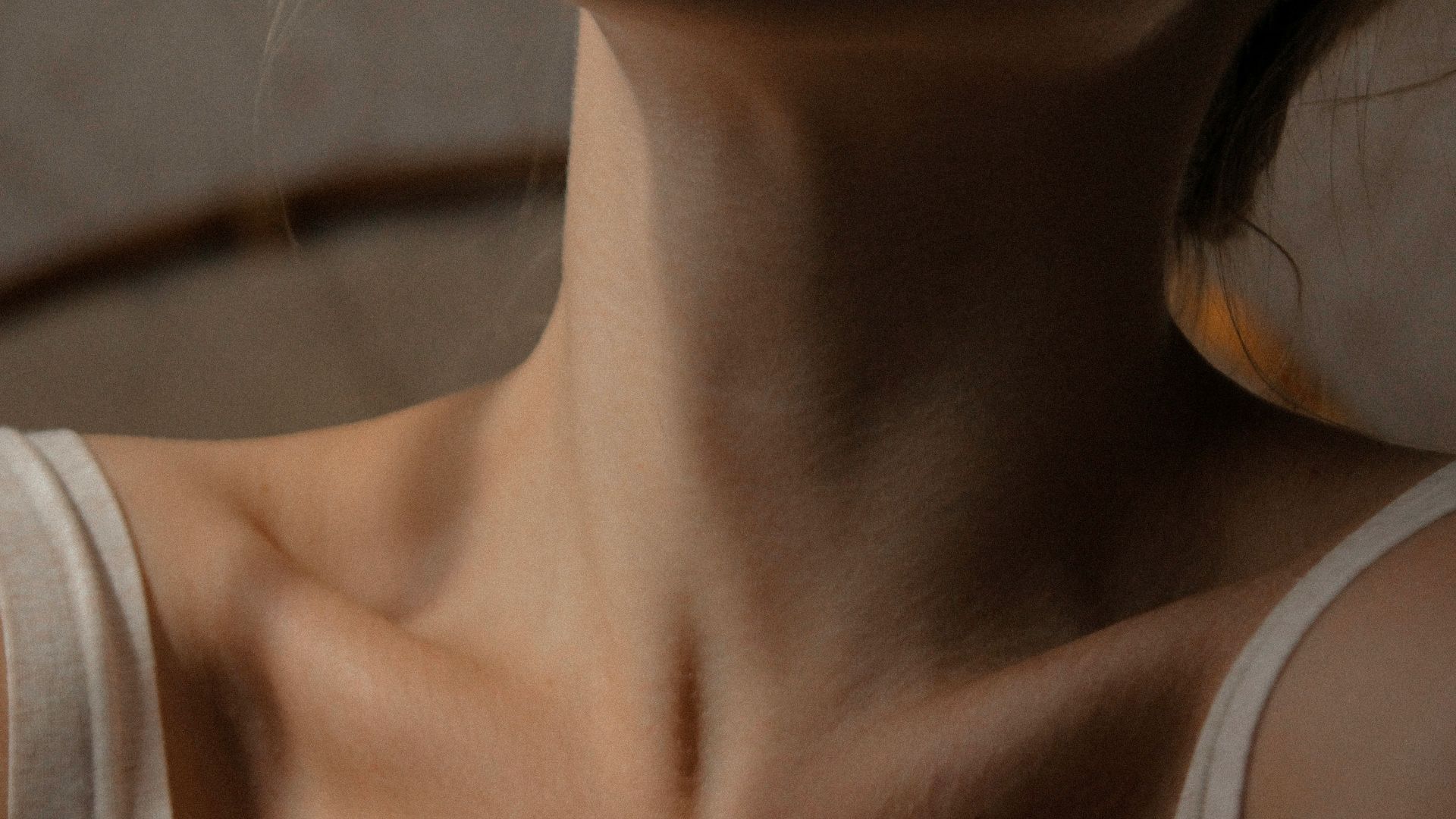 9. Mettre en valeur une clavicule aux contours délicats