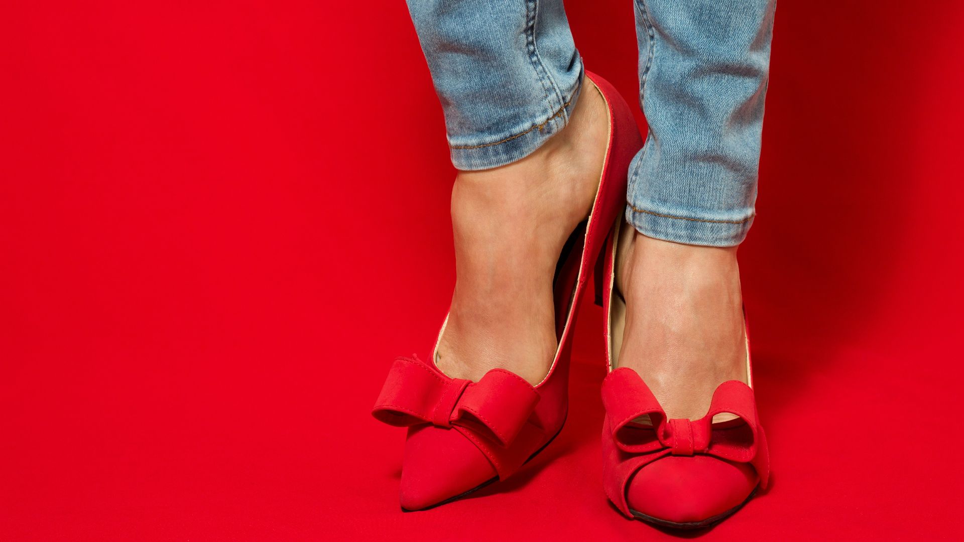 16. Des chaussures qui se remarquent dans une tenue par ailleurs sobre