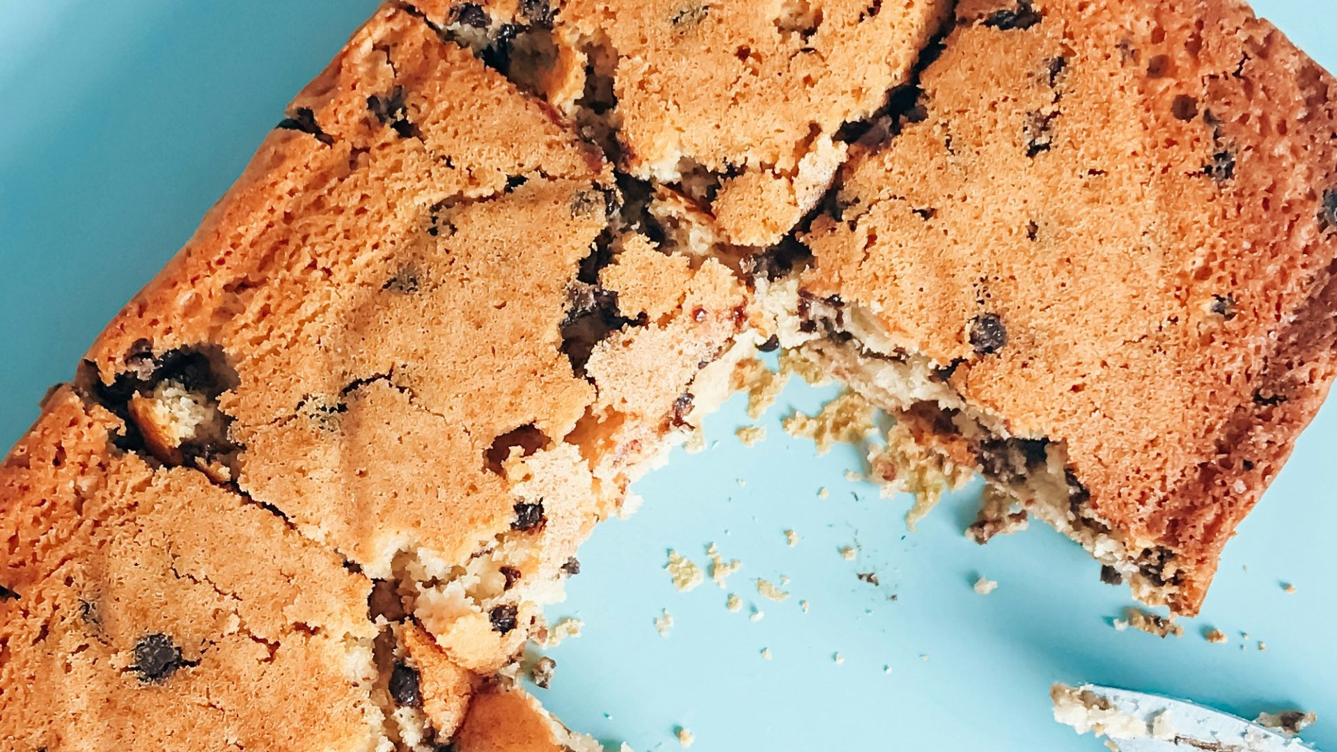1. Biscuits aux pépites de chocolat cuits sur une plaque