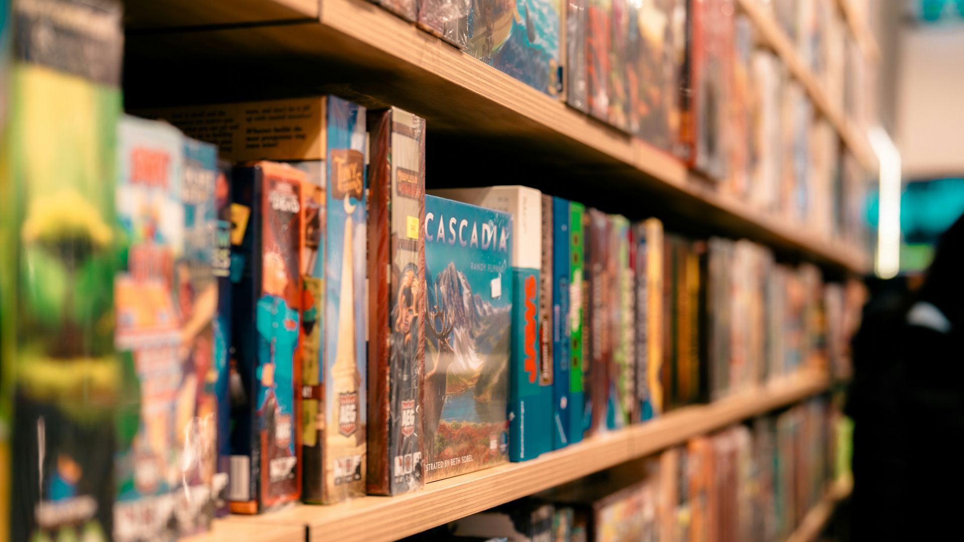 12. Une étagère remplie de jeux de société ou de cartes à jouer